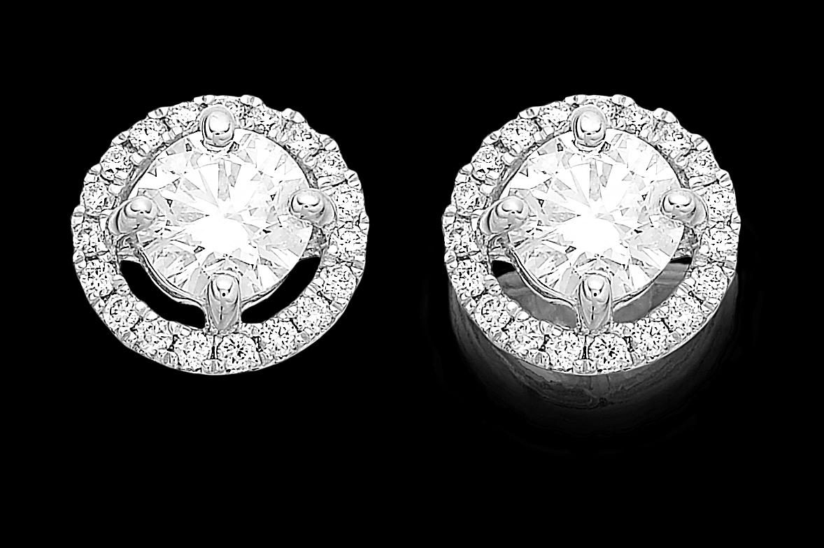 Taglio rotondo Orecchini con diamante Single Stone circondato da un cluster a raggiera da 1,20 carati in vendita