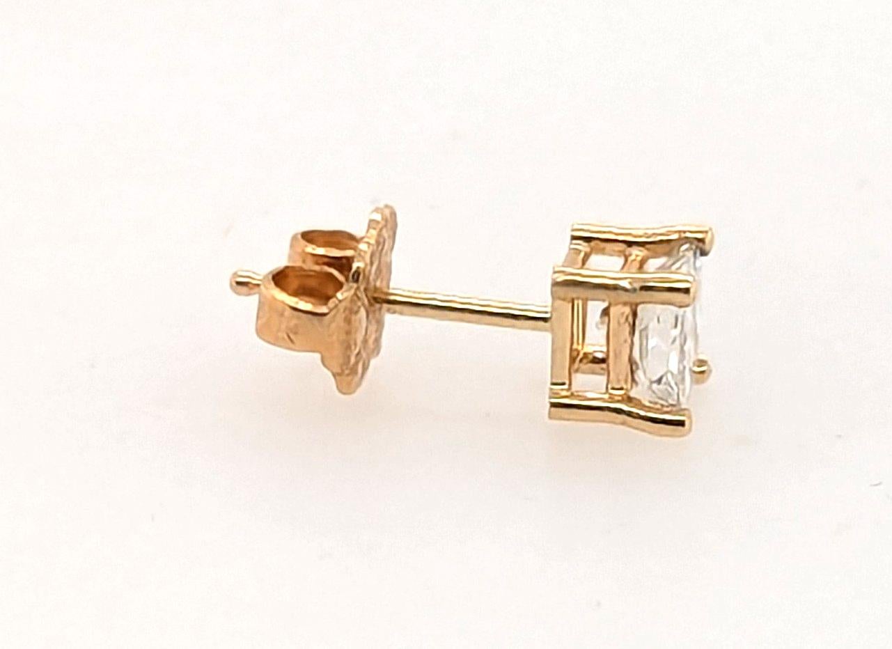 Orecchino singolo con diamante Princess Pushback Mined .36ct F VVS in oro giallo 14K
 

Presenta un diamante autentico di 0,36 ct F VVS con taglio a principessa

Borchia classica con diamante

Diamante naturale al 100%

.36 Carati di diamante 

oro