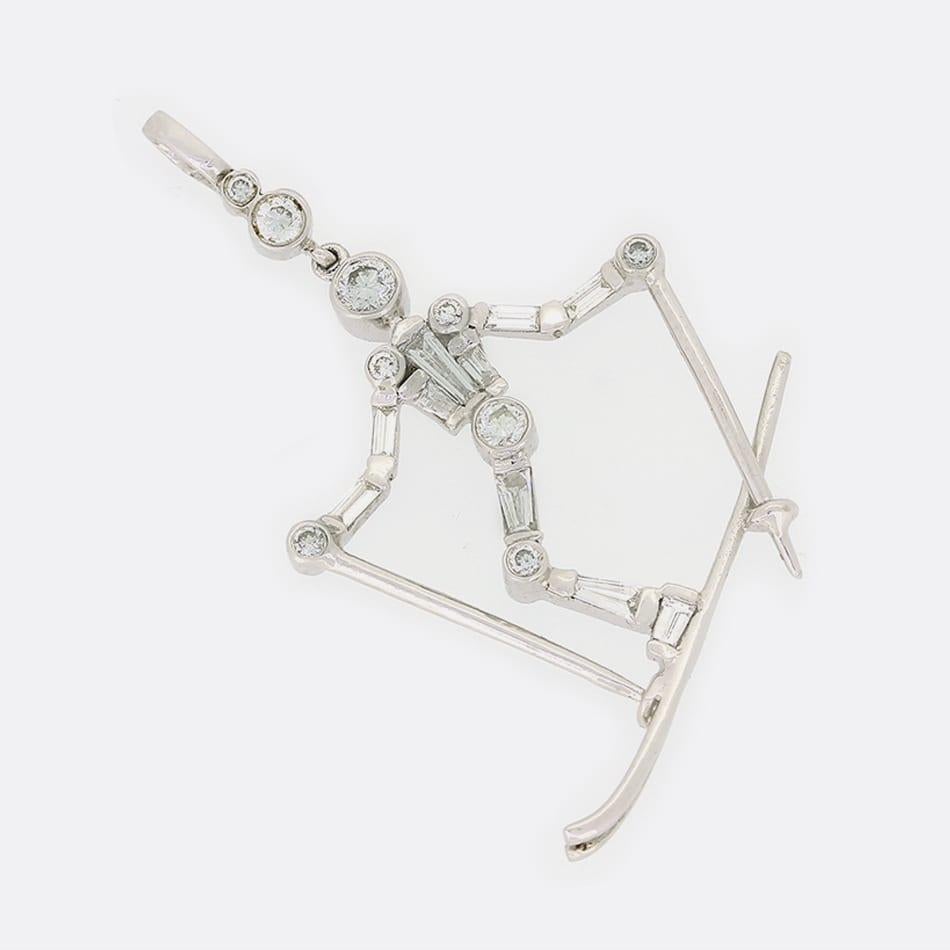 Questo è un ciondolo a forma di sciatore in oro bianco 14ct con diamanti incastonati. Il ciondolo è unico, giocoso e molto ben fatto. Non abbiamo mai visto nulla di simile! La figura è decorata con una combinazione di diamanti rotondi taglio