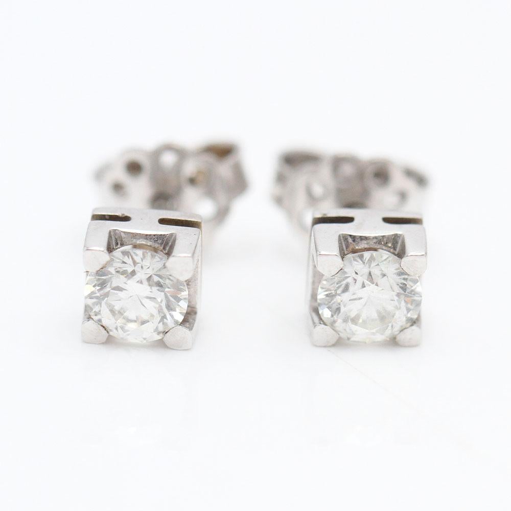 Pendenti di Oro Blanco per donna  2x Diamanti in talla Brillante con peso totale di 1,00 carati e qualità G/VS  Cierre Presión y montura italiana cuadrada  Oro Blanco 18 kt.  2,57 grammi  Medidas : Ancho 5,5mm  Nuevo prodotto in uscita  Rif.: