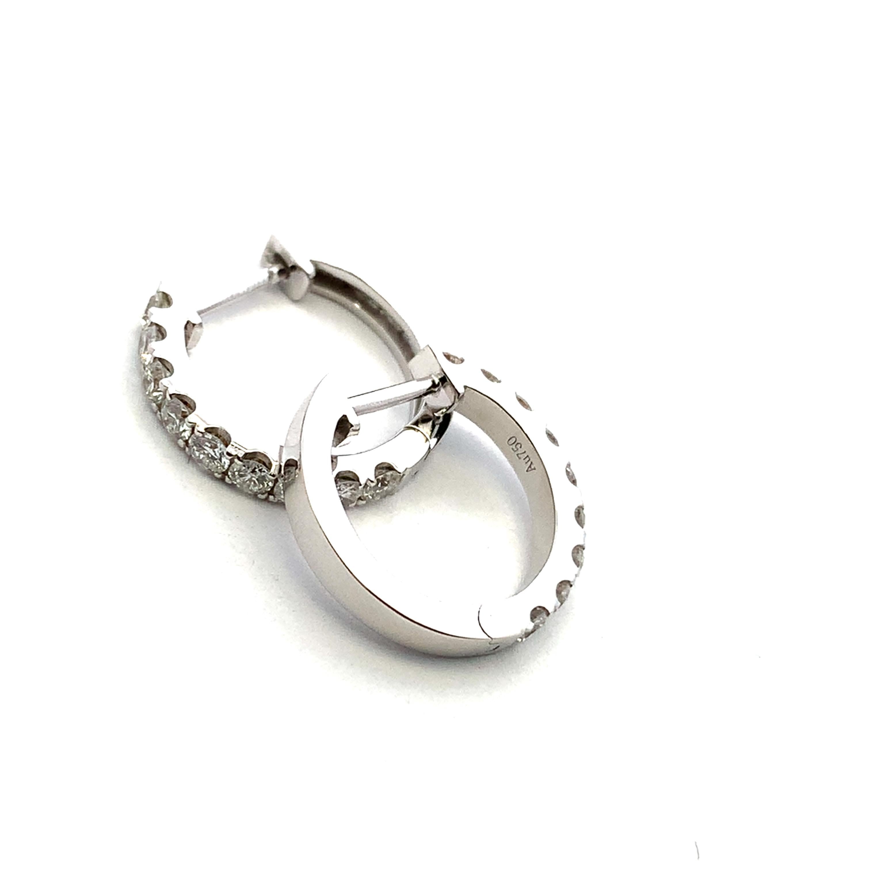 Diamond small hoop huggie earrings 18k white gold In New Condition For Sale In London, GB