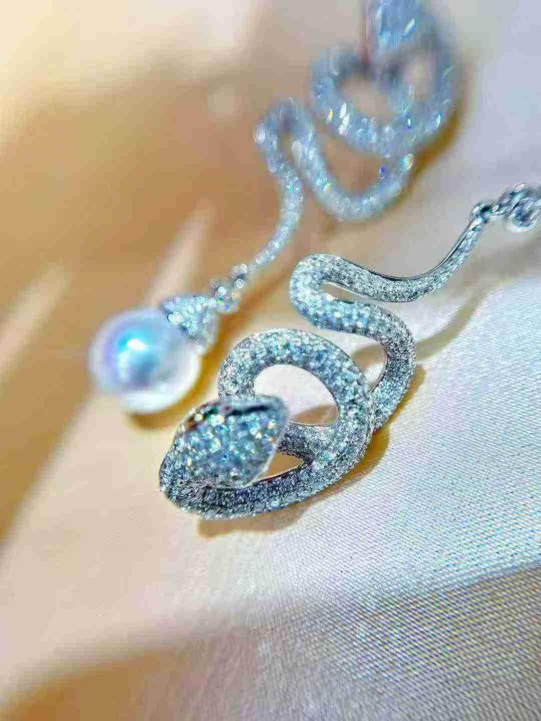 Taglio rotondo Orecchini a serpente con diamante in oro bianco 18 carati, 2,90 carati, perle australiane da 10 mm in vendita