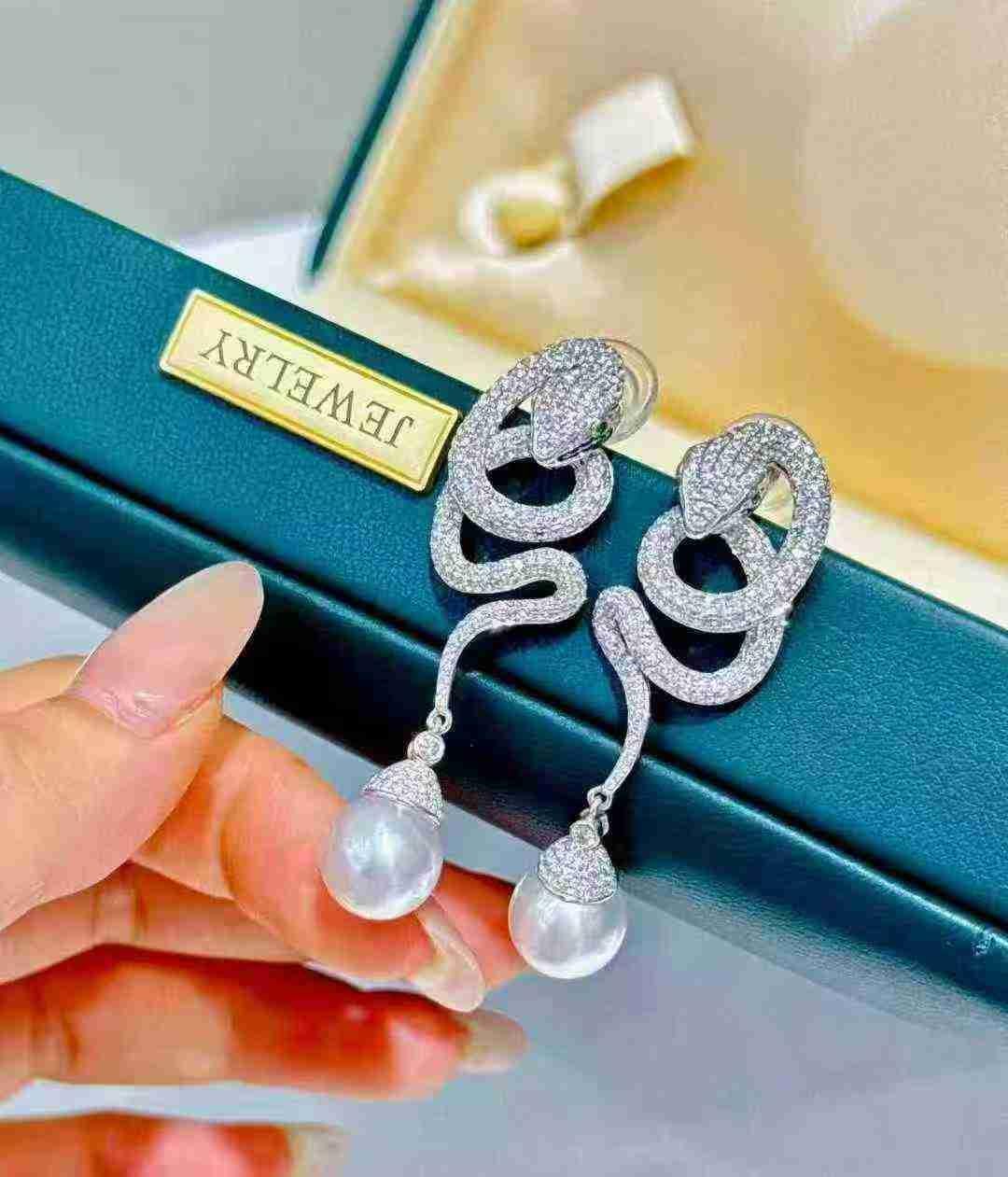 Orecchini a serpente con diamante in oro bianco 18 carati, 2,90 carati, perle australiane da 10 mm In condizioni Nuovo in vendita a Bucharest, Romania