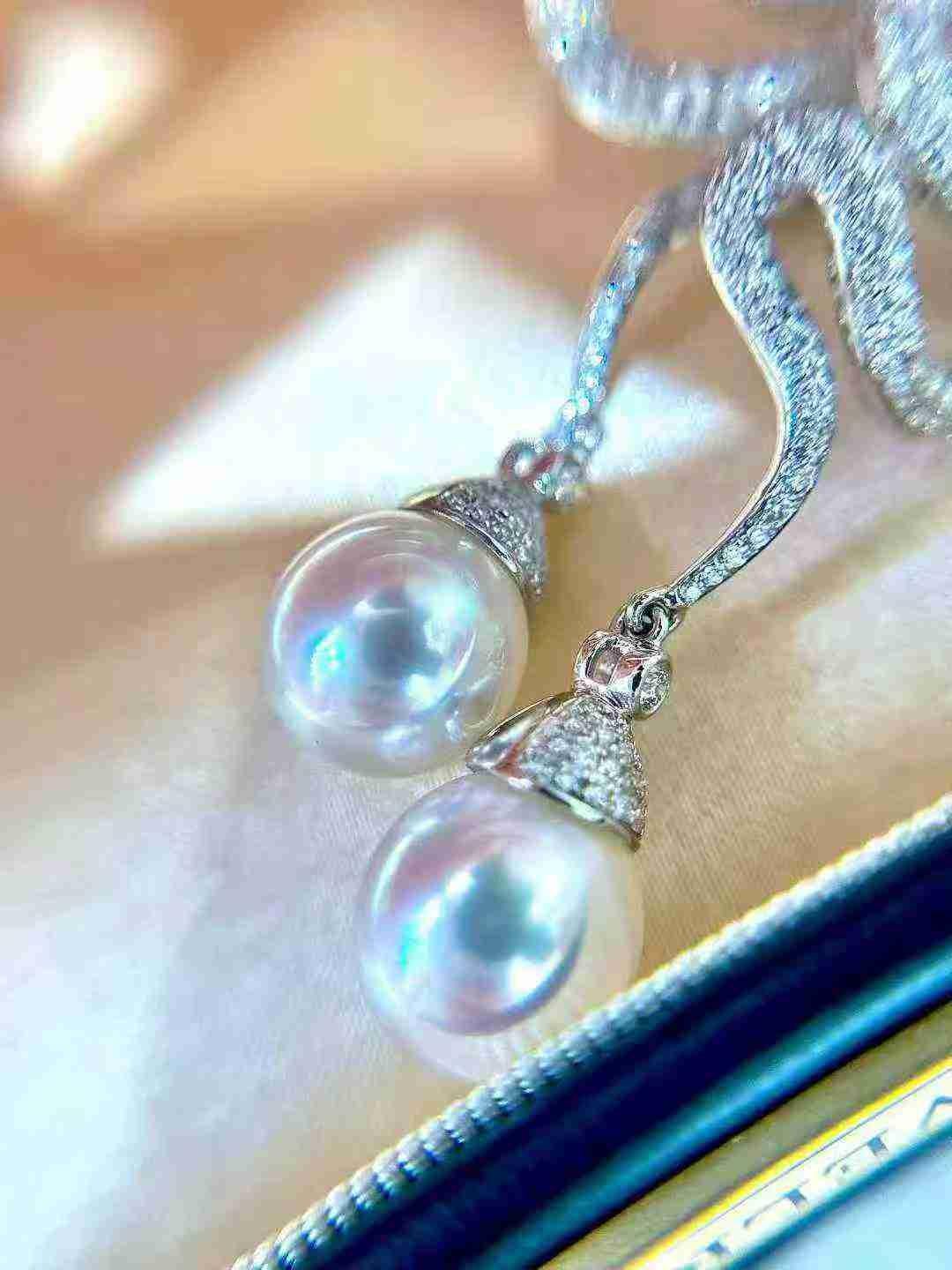 Orecchini a serpente con diamante in oro bianco 18 carati, 2,90 carati, perle australiane da 10 mm in vendita 1