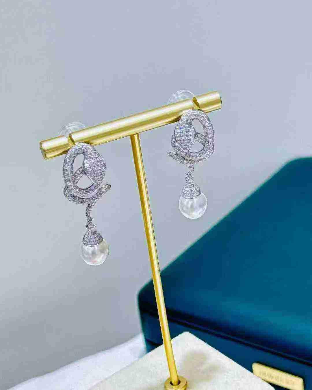 Orecchini a serpente con diamante in oro bianco 18 carati, 2,90 carati, perle australiane da 10 mm in vendita 2