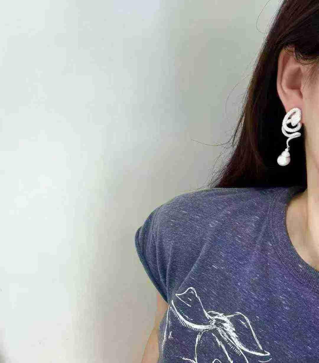 Orecchini a serpente con diamante in oro bianco 18 carati, 2,90 carati, perle australiane da 10 mm in vendita 3