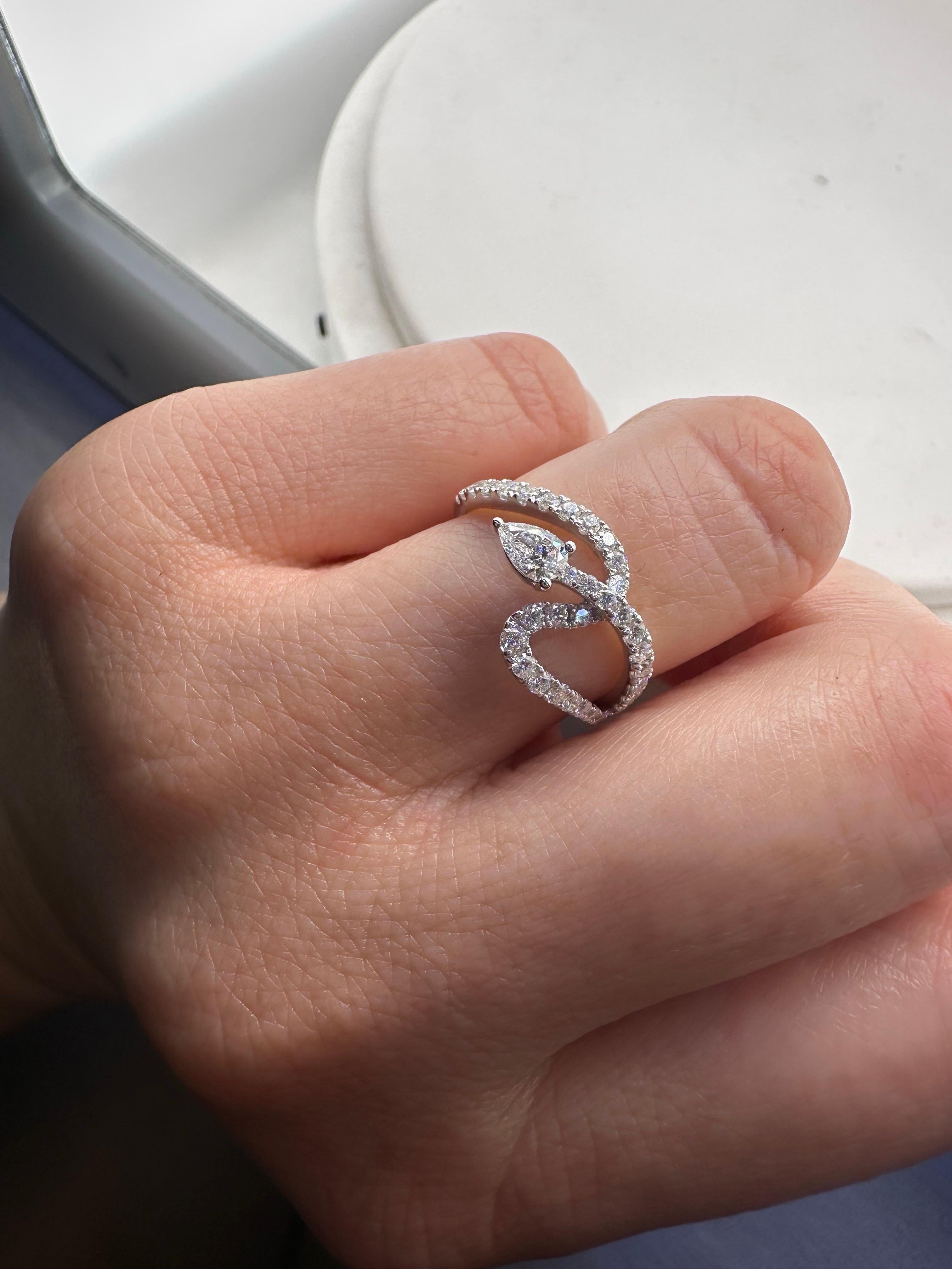 Einzigartiger Schlangenring aus 18 Kt. Weißgold mit feinen Diamanten von VS Reinheit und F Farbe, Größe 6 und kann in der Größe verändert werden. Diamanten von insgesamt 0,73 Karat.

**Alle Artikel verlassen unser Haus mit einem Zertifikat auf den