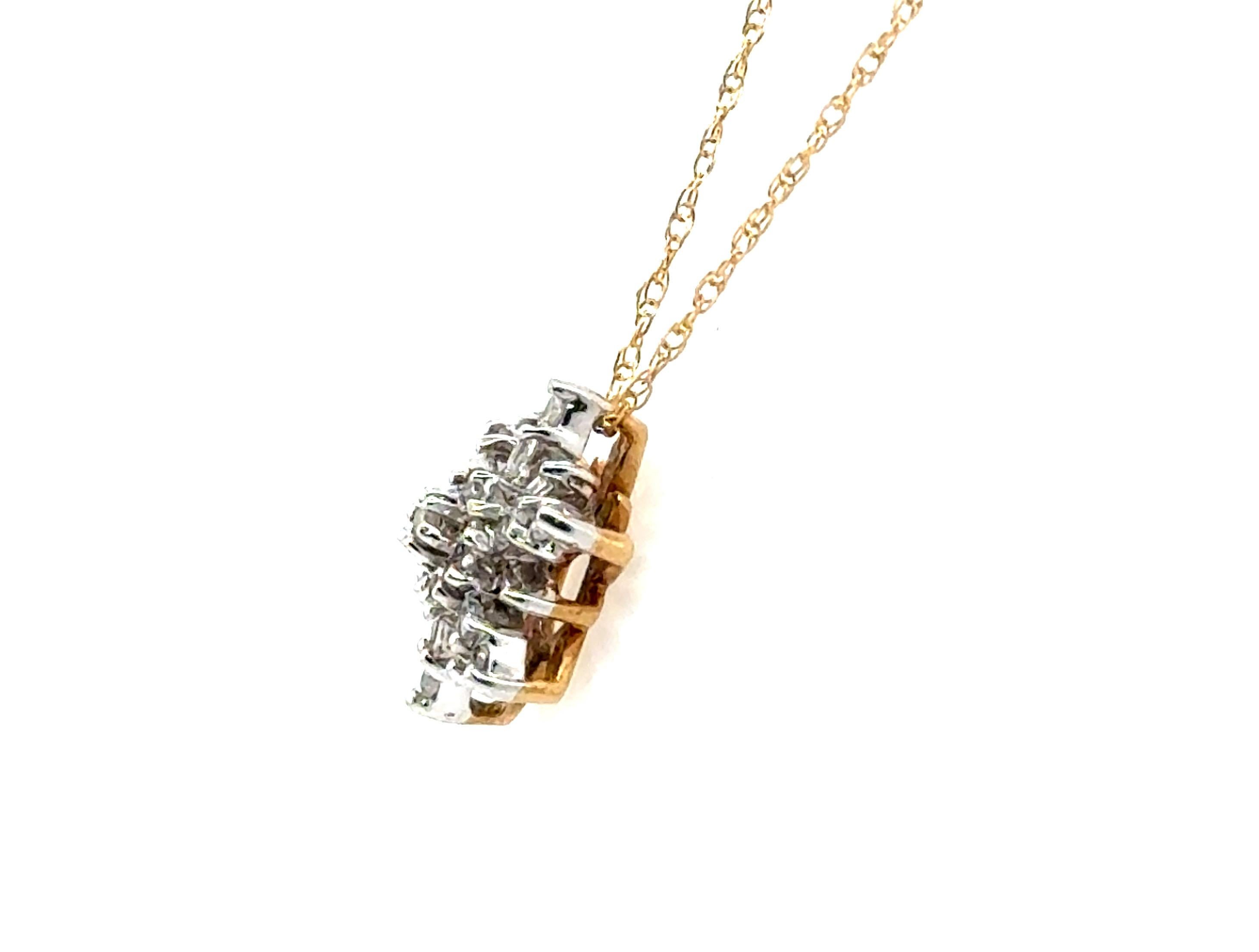 Taglio rotondo Collana con ciondolo a forma di fiocco di neve in oro giallo coniato da 0,25 ct. in vendita