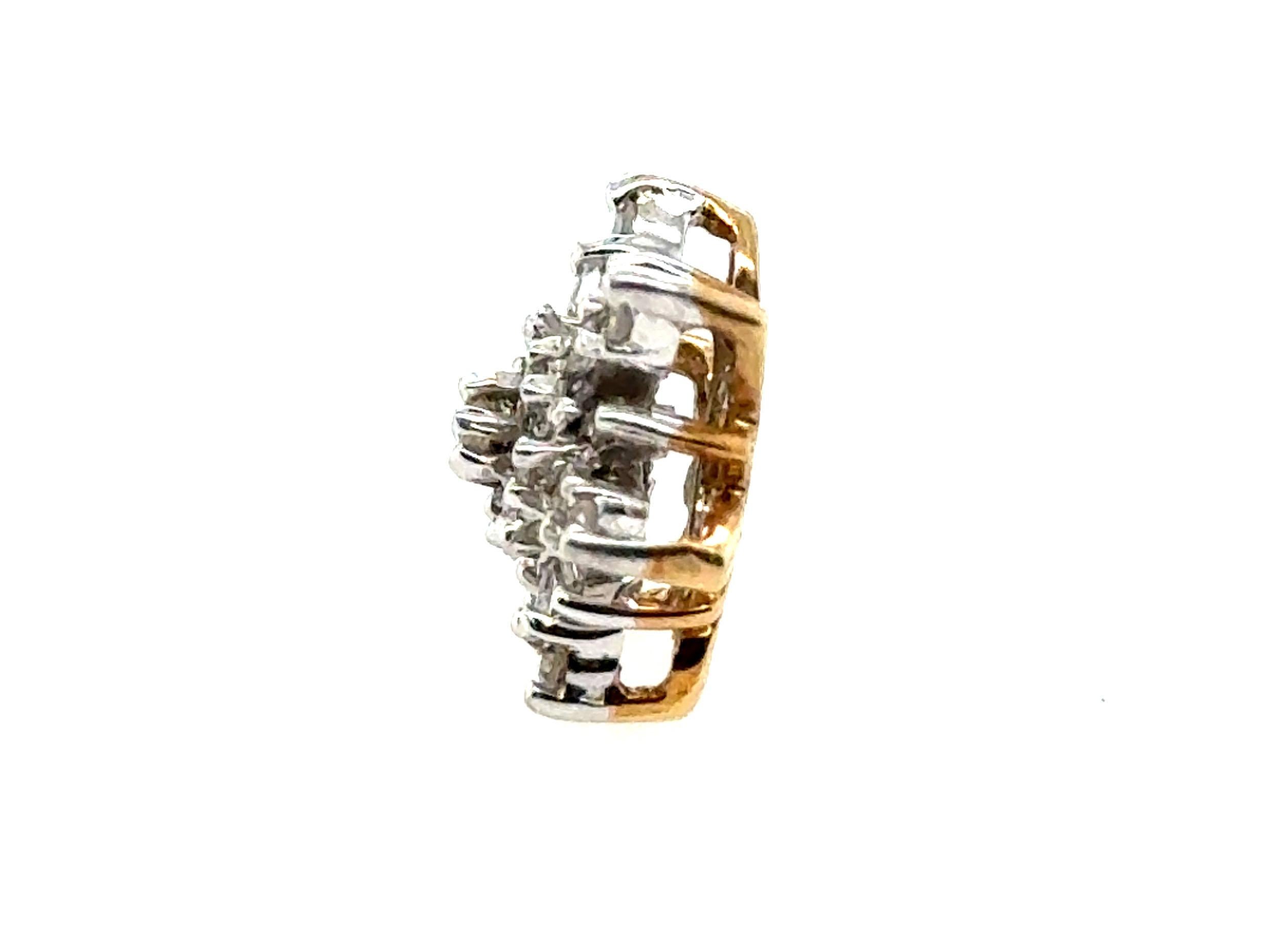Collana con ciondolo a forma di fiocco di neve in oro giallo coniato da 0,25 ct. In condizioni ottime in vendita a Dearborn, MI