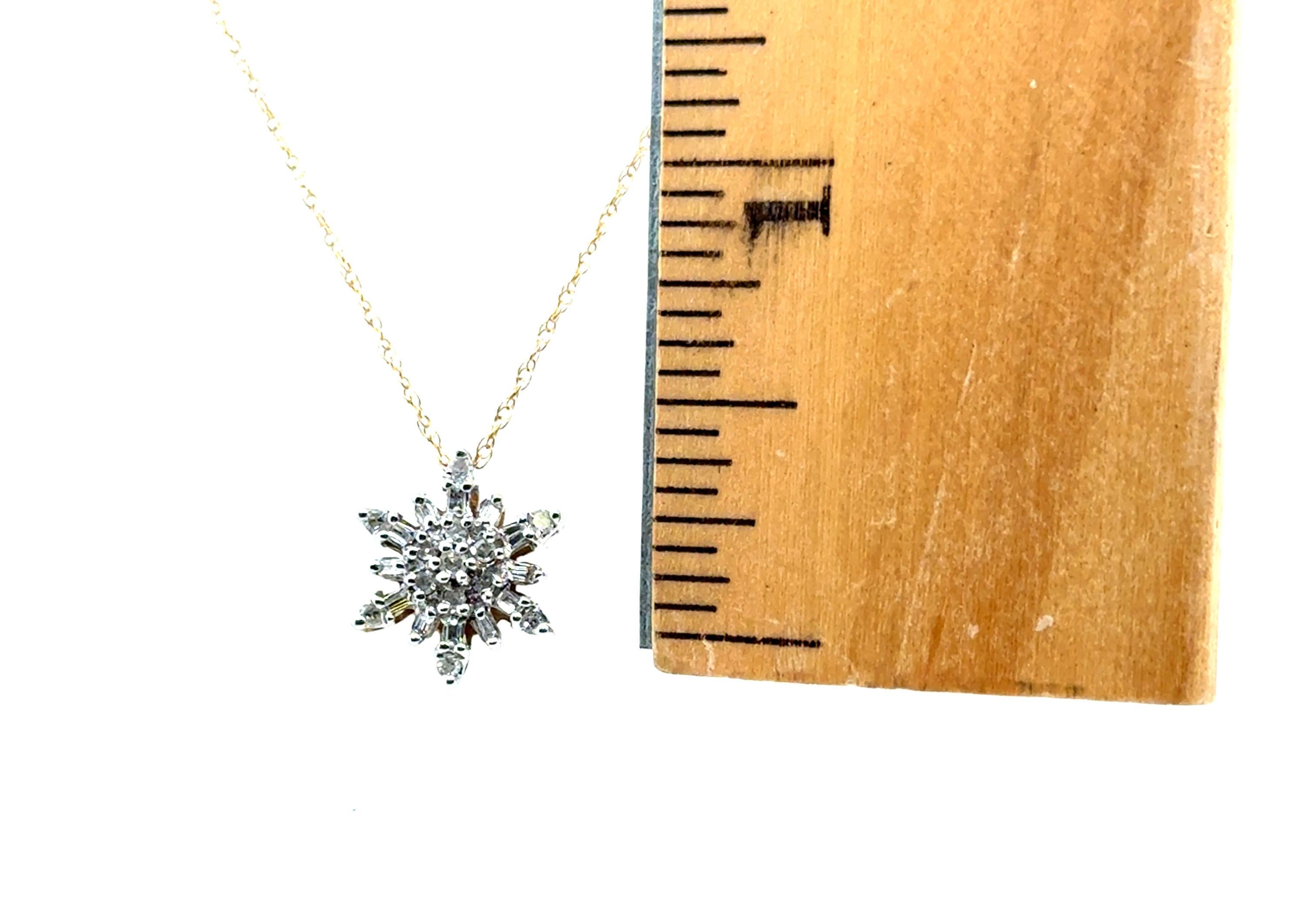 Collana con ciondolo a forma di fiocco di neve in oro giallo coniato da 0,25 ct. in vendita 1