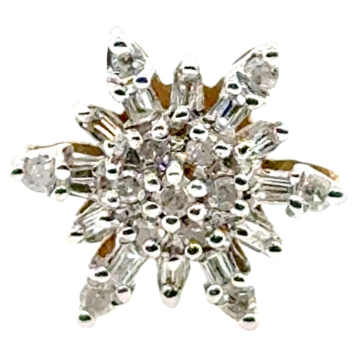 Collana con ciondolo a forma di fiocco di neve in oro giallo coniato da 0,25 ct. in vendita