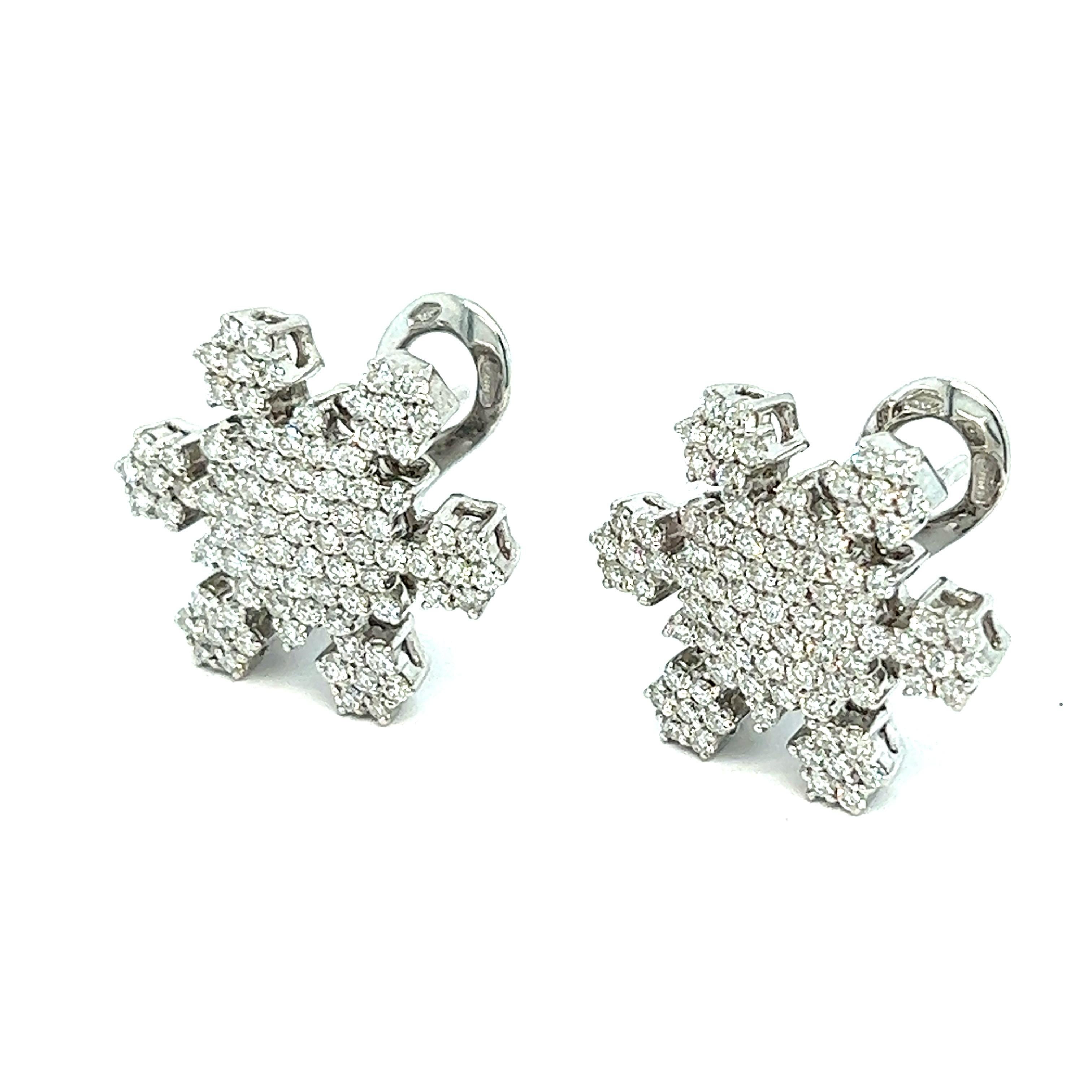 Diamond snowflake earrings, made in Italy

Beautiful round-cut diamonds of 2 carats, snowflake motif, 18 karat white gold; marked 750

Size: width 1.6 cm, length 1.8 cm
Total weight: 9.5 grams