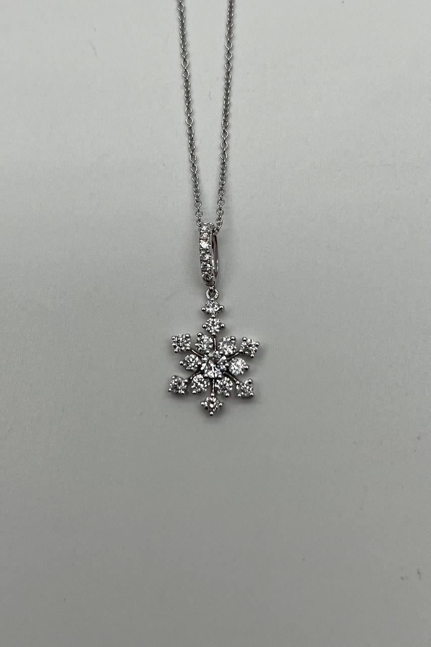 Collier pendentif flocon de neige en diamant présentant un motif flocon de neige orné de diamants ronds de taille brillant. Serti en or blanc 14k. Diamants de 0,90 CTW.