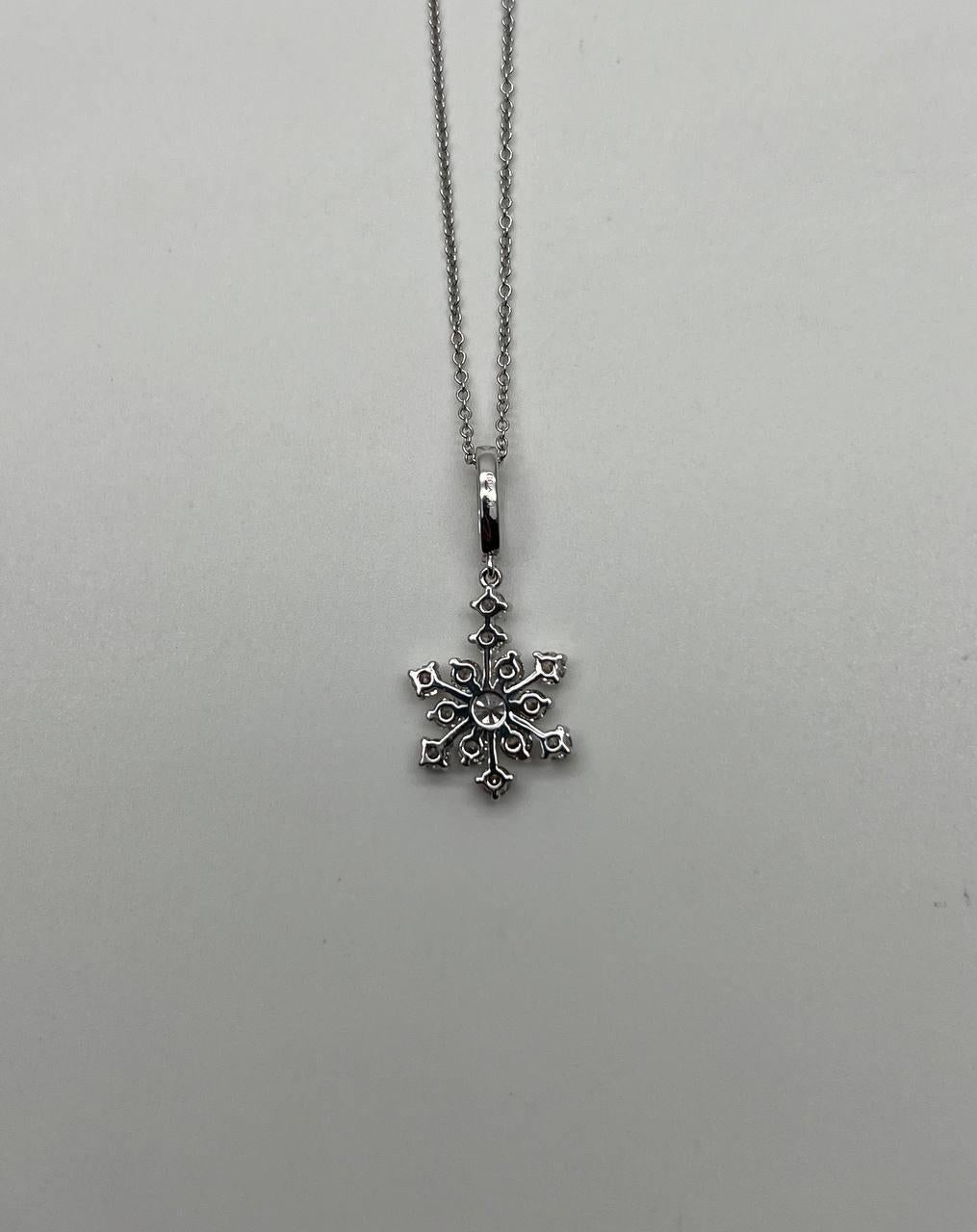 Taille mixte Chaîne collier pendentif en or blanc 14 carats à motif de fleurs en forme de flocon de neige en vente