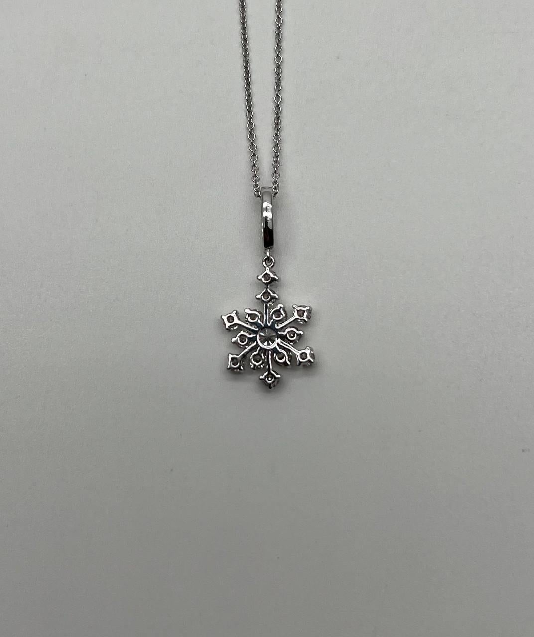 Chaîne collier pendentif en or blanc 14 carats à motif de fleurs en forme de flocon de neige Neuf - En vente à Oakton, VA