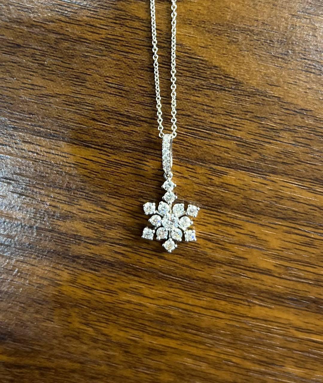 Chaîne collier pendentif en or blanc 14 carats à motif de fleurs en forme de flocon de neige Pour femmes en vente