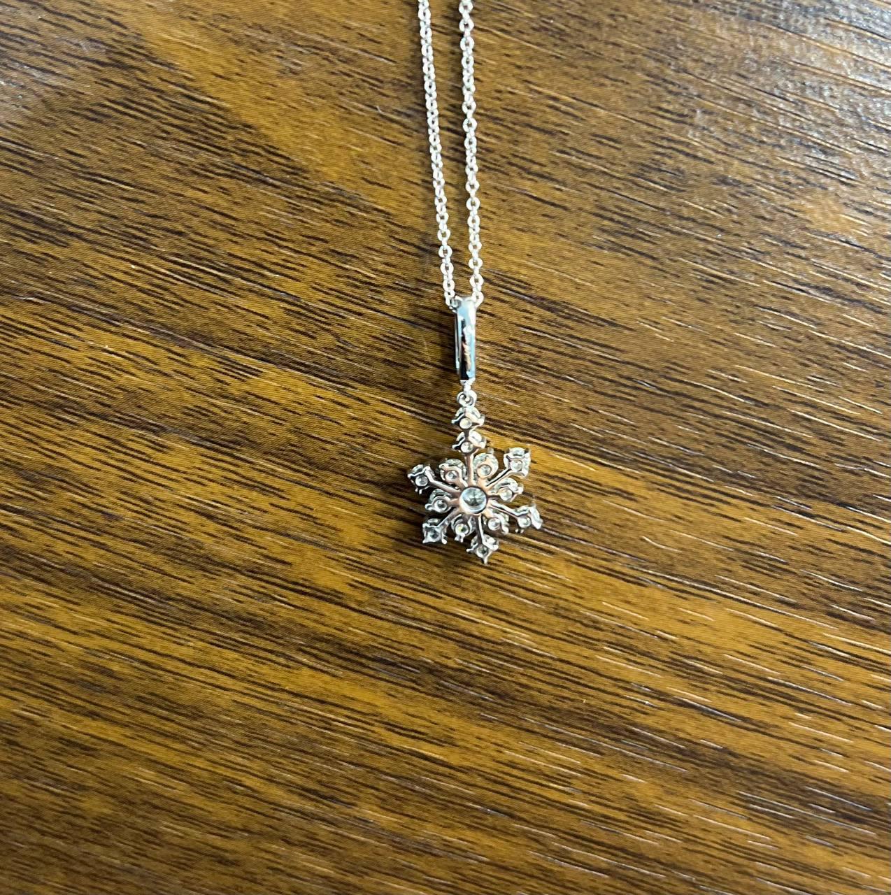 Chaîne collier pendentif en or blanc 14 carats à motif de fleurs en forme de flocon de neige en vente 1
