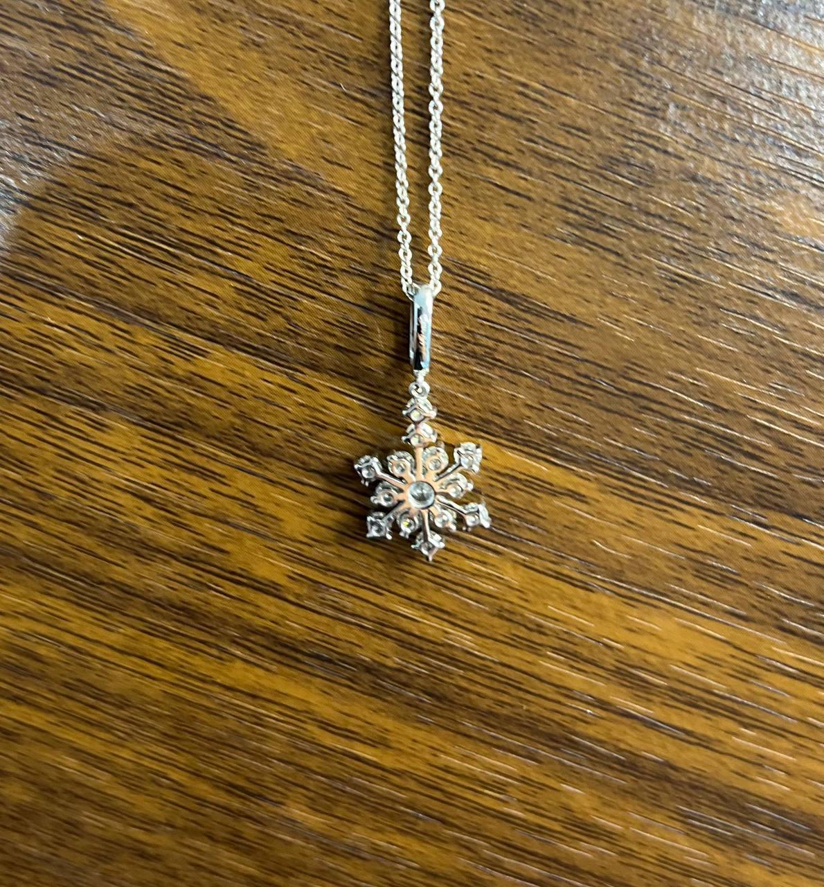 Chaîne collier pendentif en or blanc 14 carats à motif de fleurs en forme de flocon de neige en vente 2