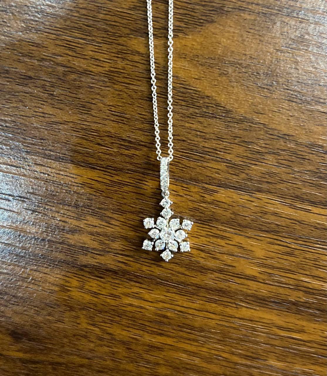 Chaîne collier pendentif en or blanc 14 carats à motif de fleurs en forme de flocon de neige en vente 3
