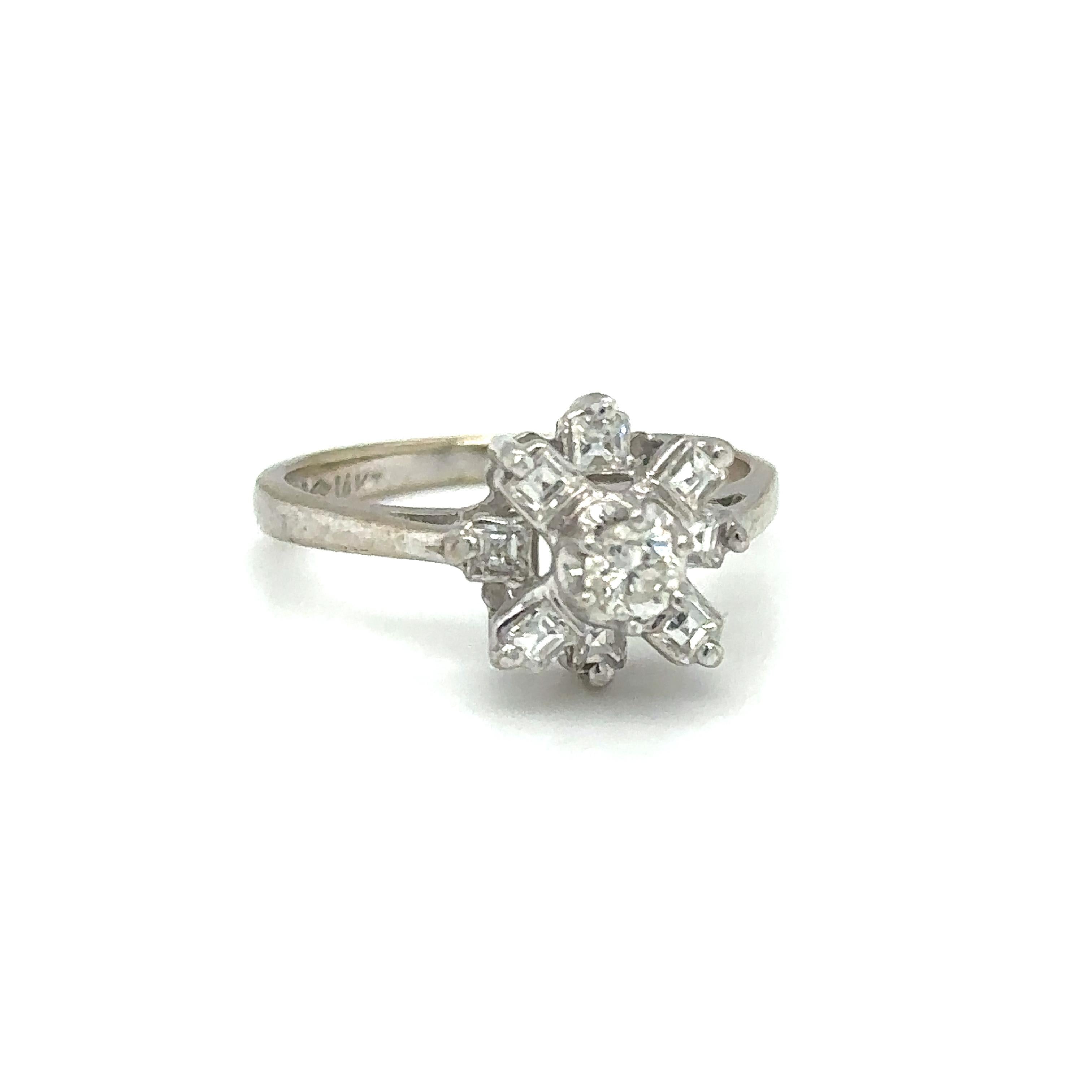 Modern Diamond Snowflake Ring in 18 Karat White Gold, Italian Made For Sale