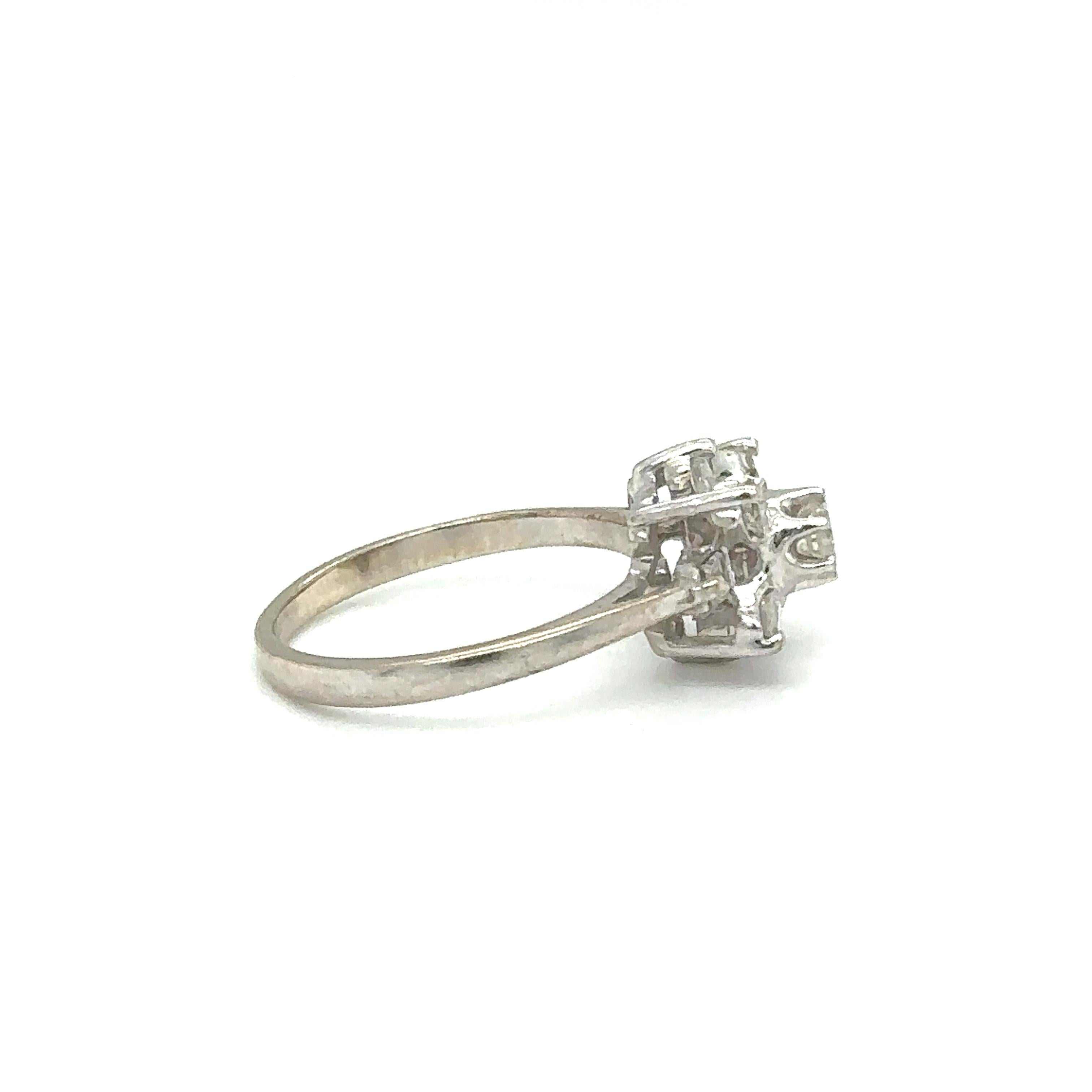 Diamond Snowflake Ring in 18 Karat White Gold, Italian Made In Excellent Condition For Sale In Atlanta, GA