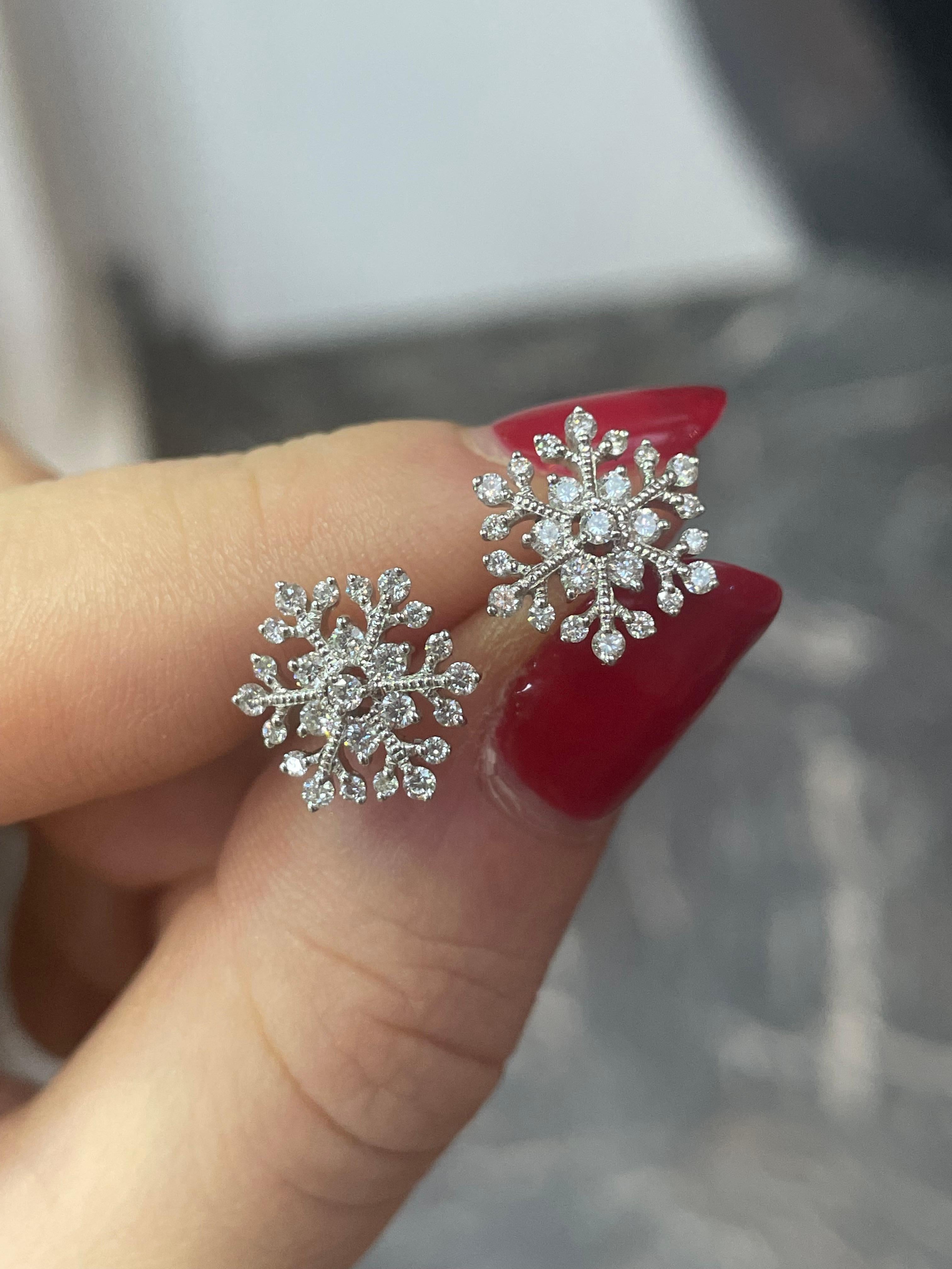 Ein Paar diamantene Schneeflocken-Ohrstecker aus 18 Karat Weißgold.

Jeder Ohrstecker ist durchgehend mit fünfundzwanzig einzelnen runden Diamanten im Brillantschliff besetzt. Die Größe und das schlichte, stilisierte Design dieser Ohrstecker machen