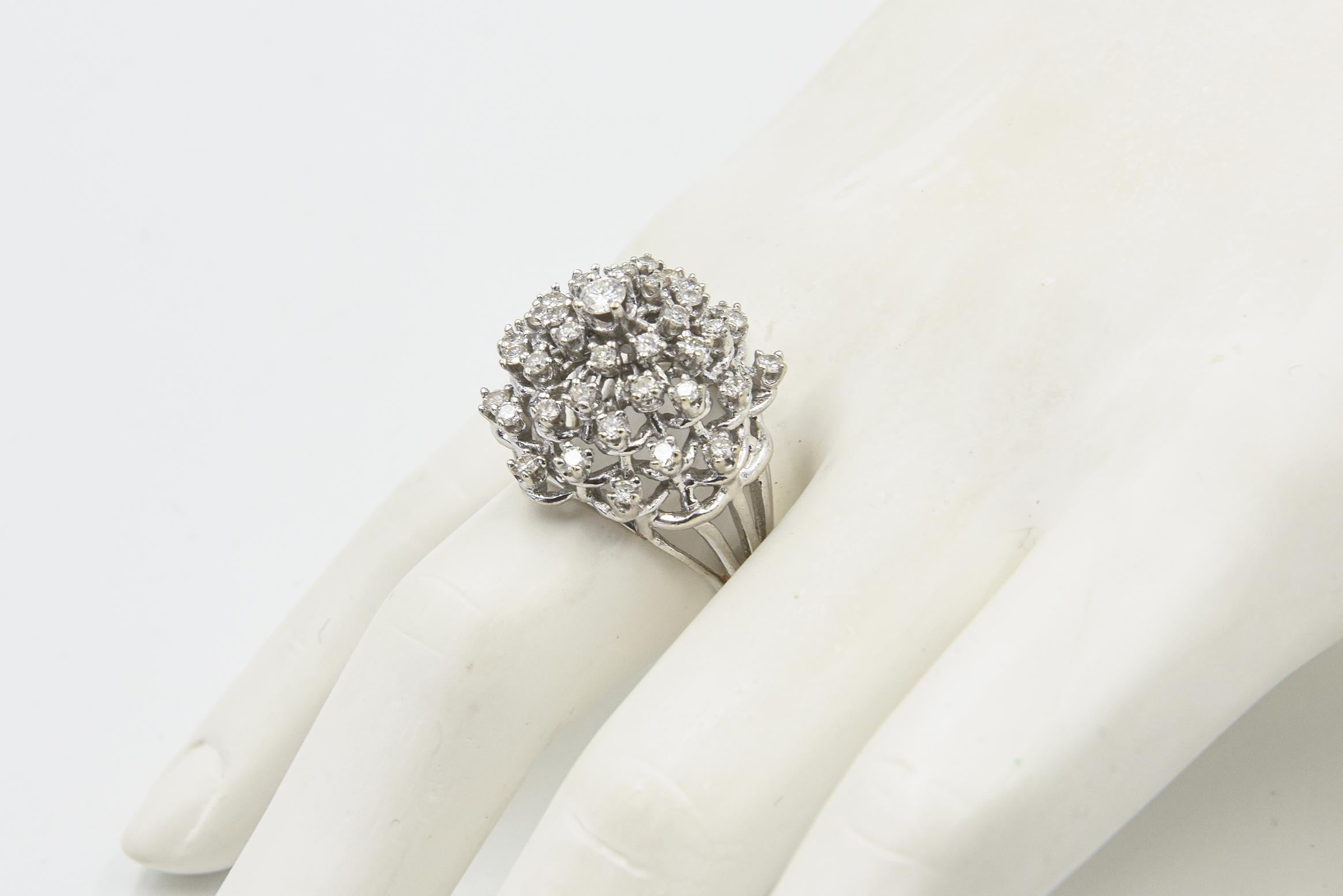 Anello da cocktail con fiocco di neve in oro bianco e cupola a grappolo di diamanti in vendita 5