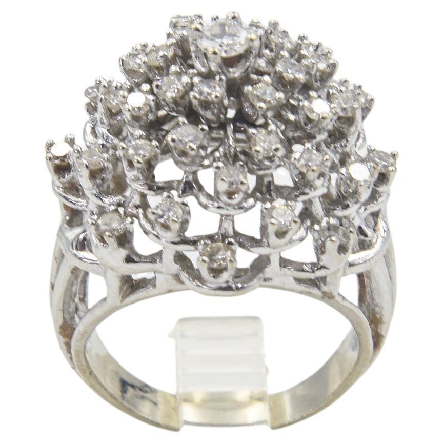 Bellissimo anello cocktail con diamanti della metà del XX secolo, con diamanti rotondi incastonati su una montatura aperta in oro bianco 14k.  A me questo anello sembra un fiocco di neve, ma per qualcun altro potrebbe assomigliare a un fiore.  La