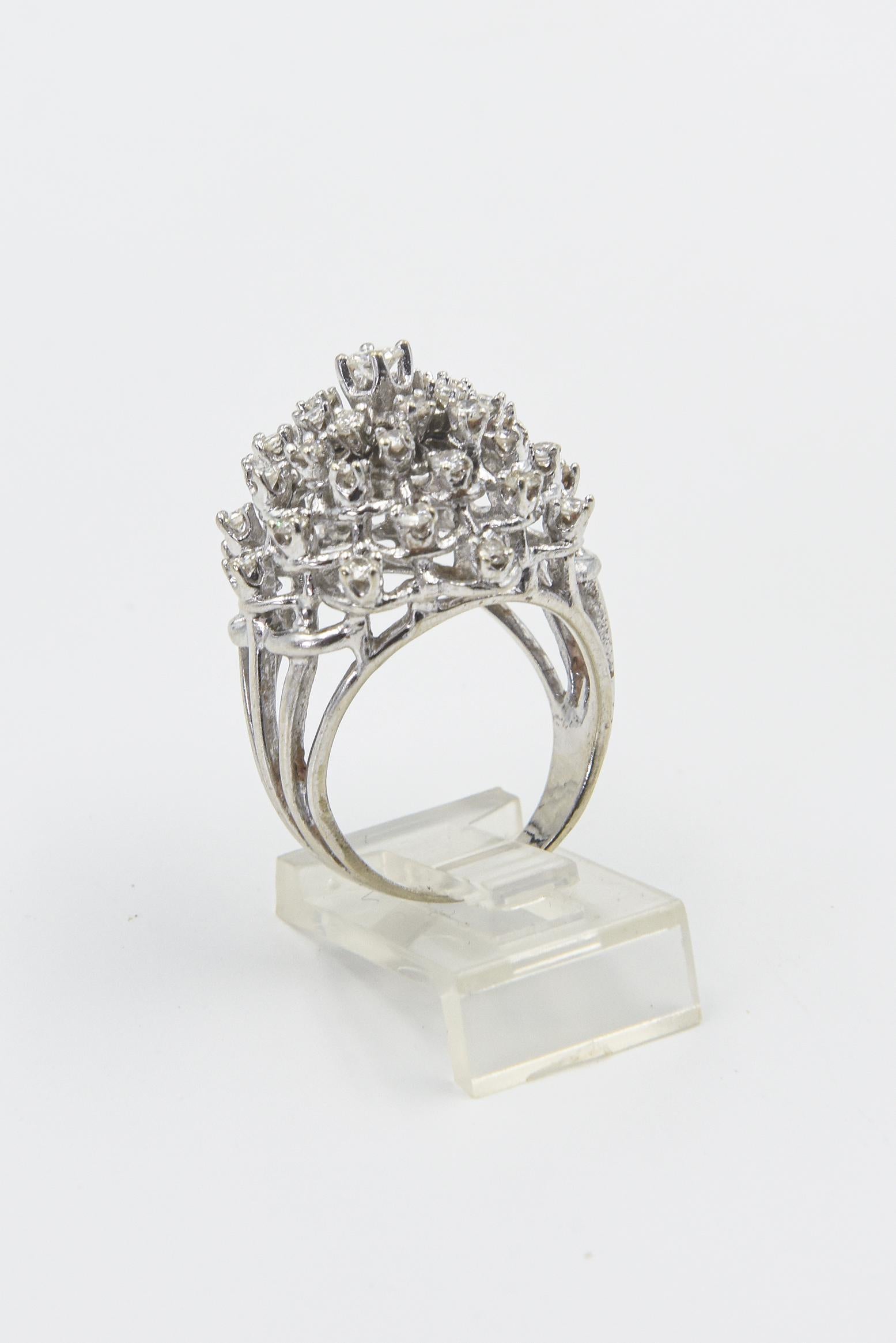 Anello da cocktail con fiocco di neve in oro bianco e cupola a grappolo di diamanti In condizioni buone in vendita a Miami Beach, FL