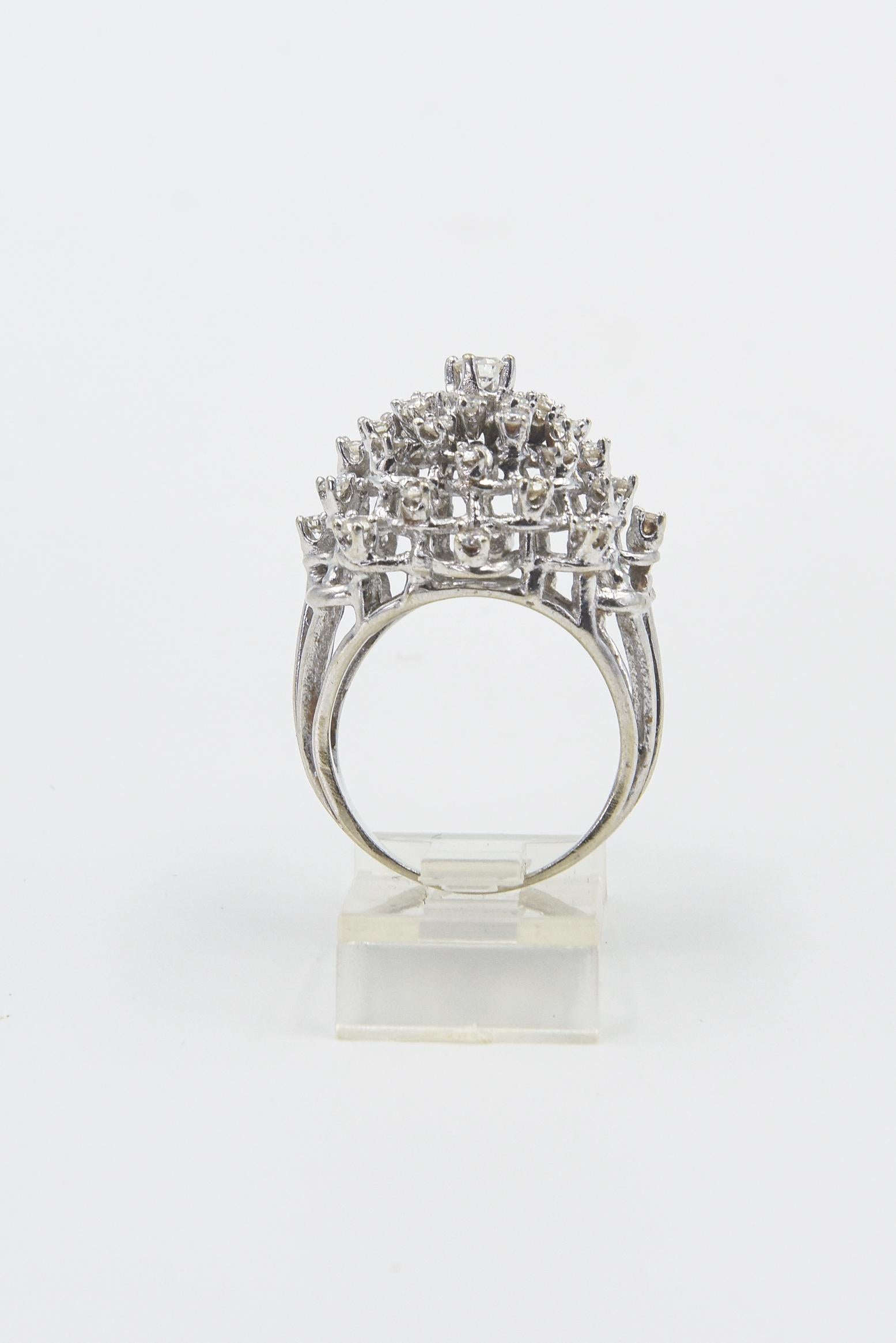 Anello da cocktail con fiocco di neve in oro bianco e cupola a grappolo di diamanti in vendita 1