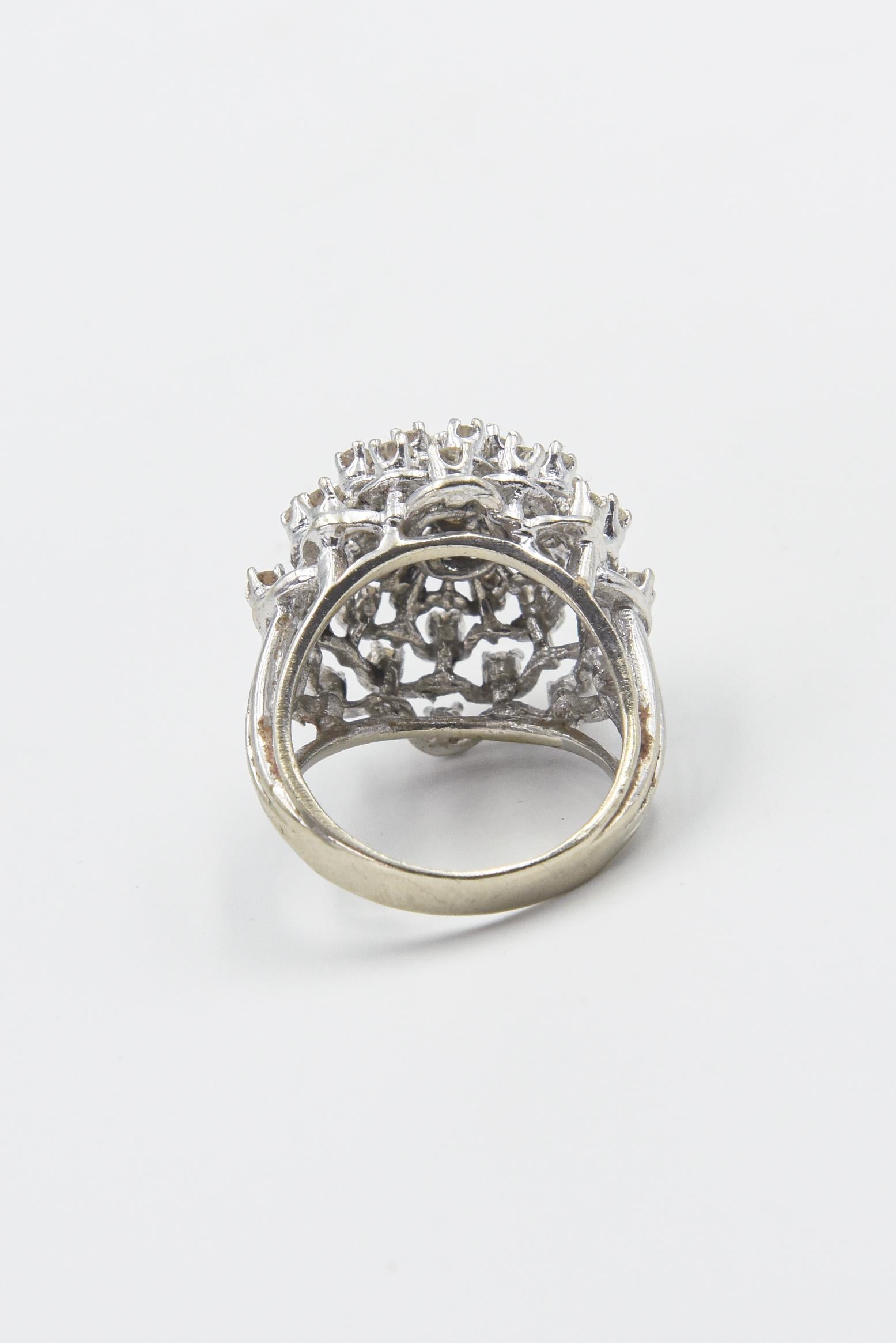 Anello da cocktail con fiocco di neve in oro bianco e cupola a grappolo di diamanti in vendita 2