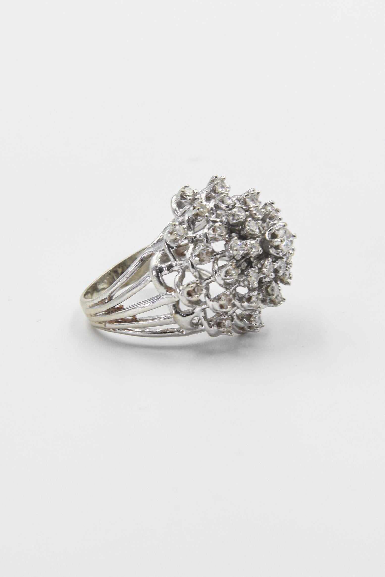 Anello da cocktail con fiocco di neve in oro bianco e cupola a grappolo di diamanti in vendita 3