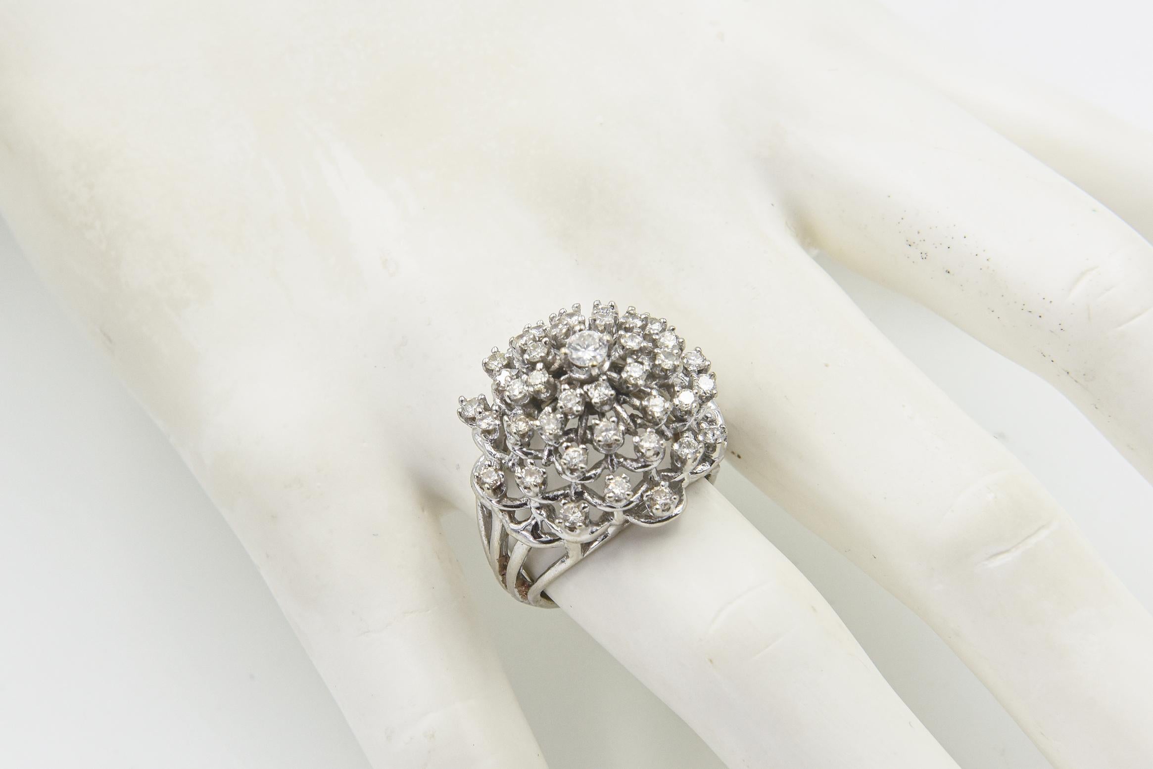 Anello da cocktail con fiocco di neve in oro bianco e cupola a grappolo di diamanti in vendita 4