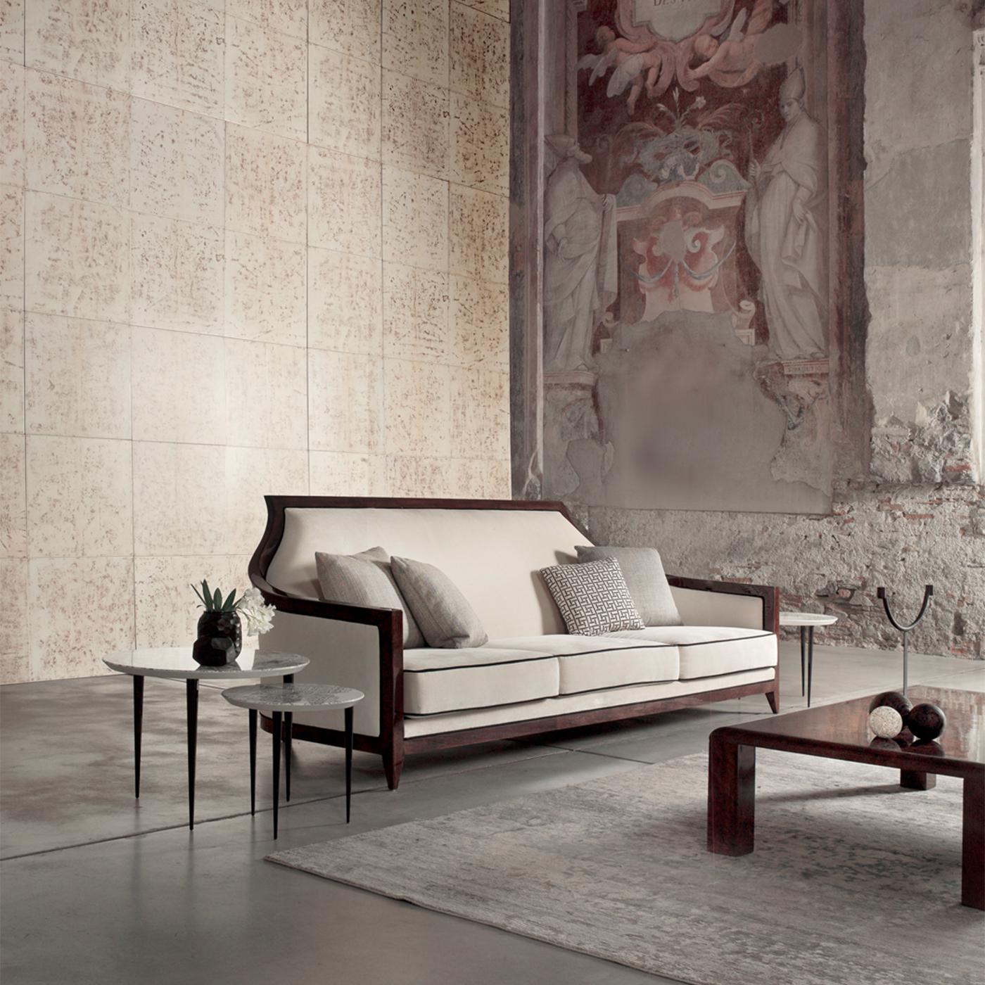 Dieses Dreisitzer-Sofa der Diamond Collection strahlt aus jedem Blickwinkel eine elegante Ästhetik aus und zeichnet sich durch schlichte geometrische Linien und eine Ausstrahlung aus der Mitte des Jahrhunderts aus. Die Holzstruktur ist mit Pergament