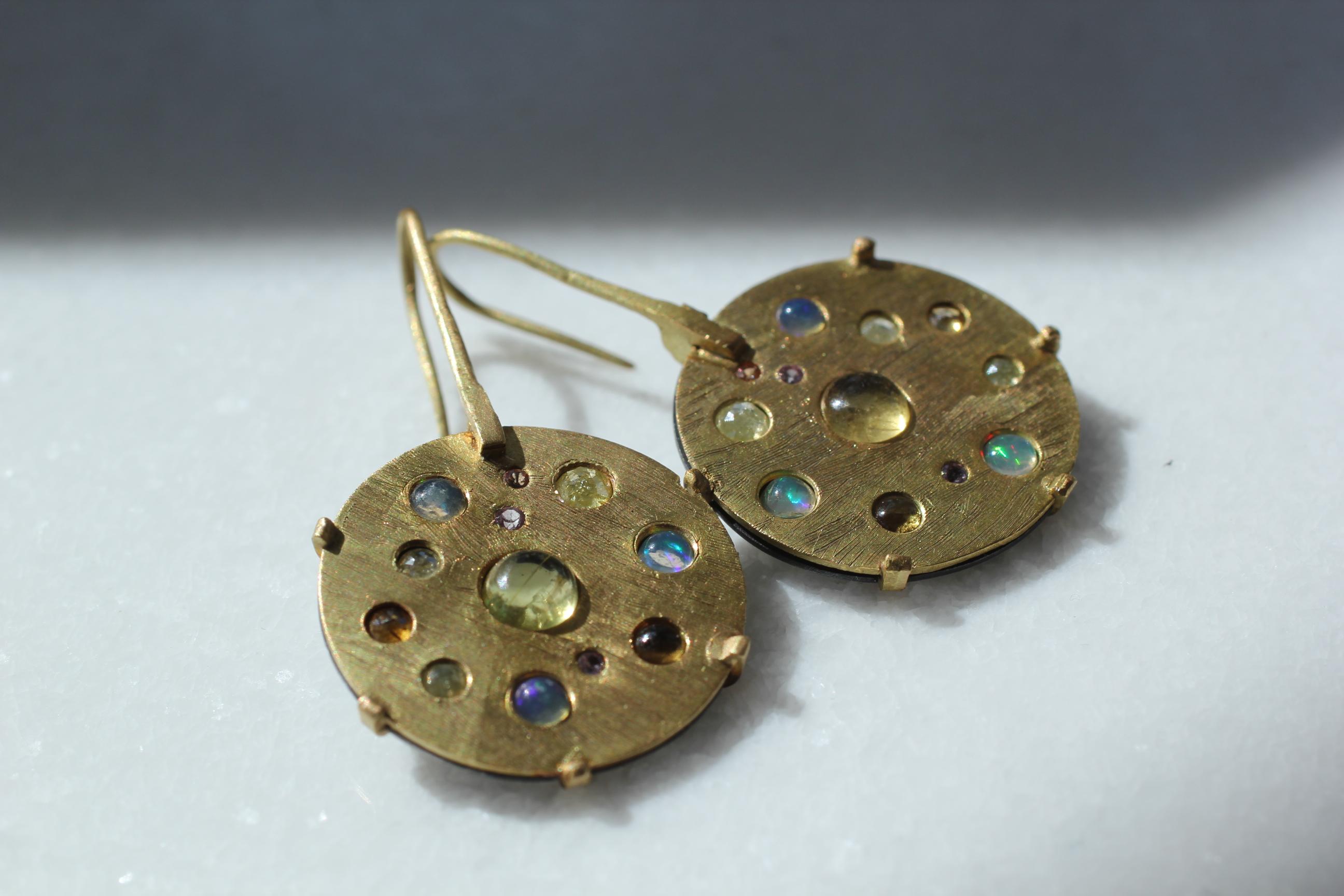 Pendants d'oreilles contemporains en or fin et argent massif 21-22 carats avec diamants en vente 4