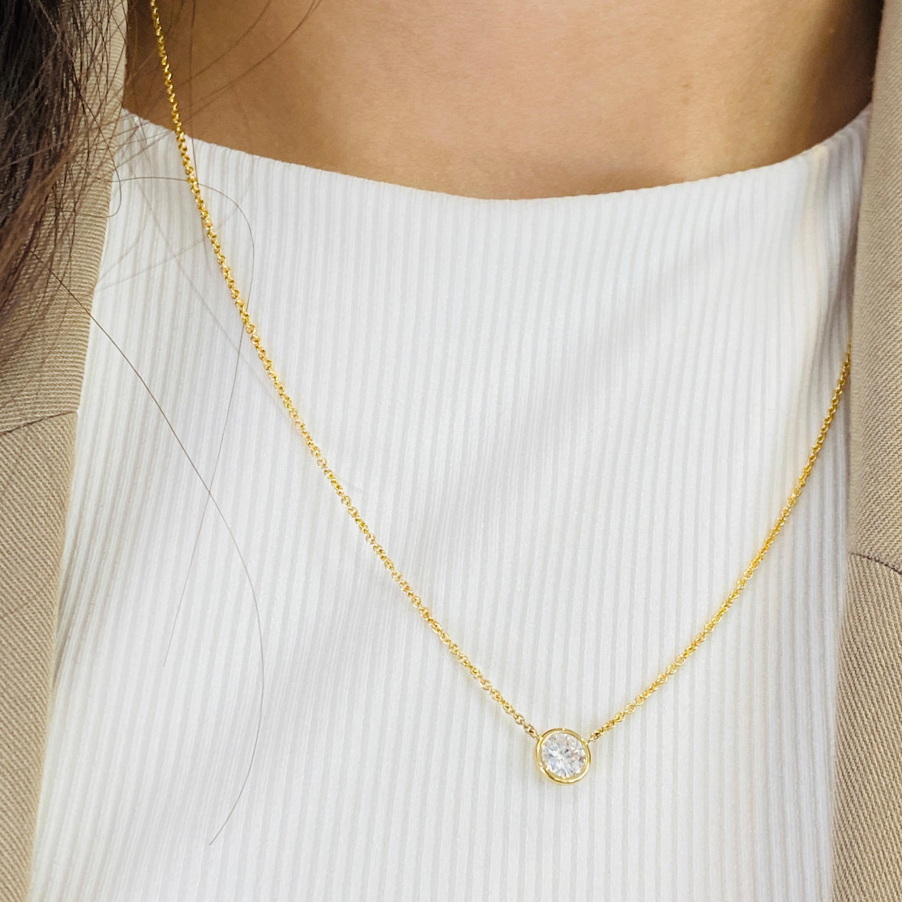 Ce fabuleux collier solitaire en diamant est un accent quotidien parfait autour du cou de votre bien-aimé(e) ! Le magnifique diamant de couleur G mesure 0,50 carat et brille de mille feux dans son chaton simple et épuré. D'une longueur de 18 pouces,