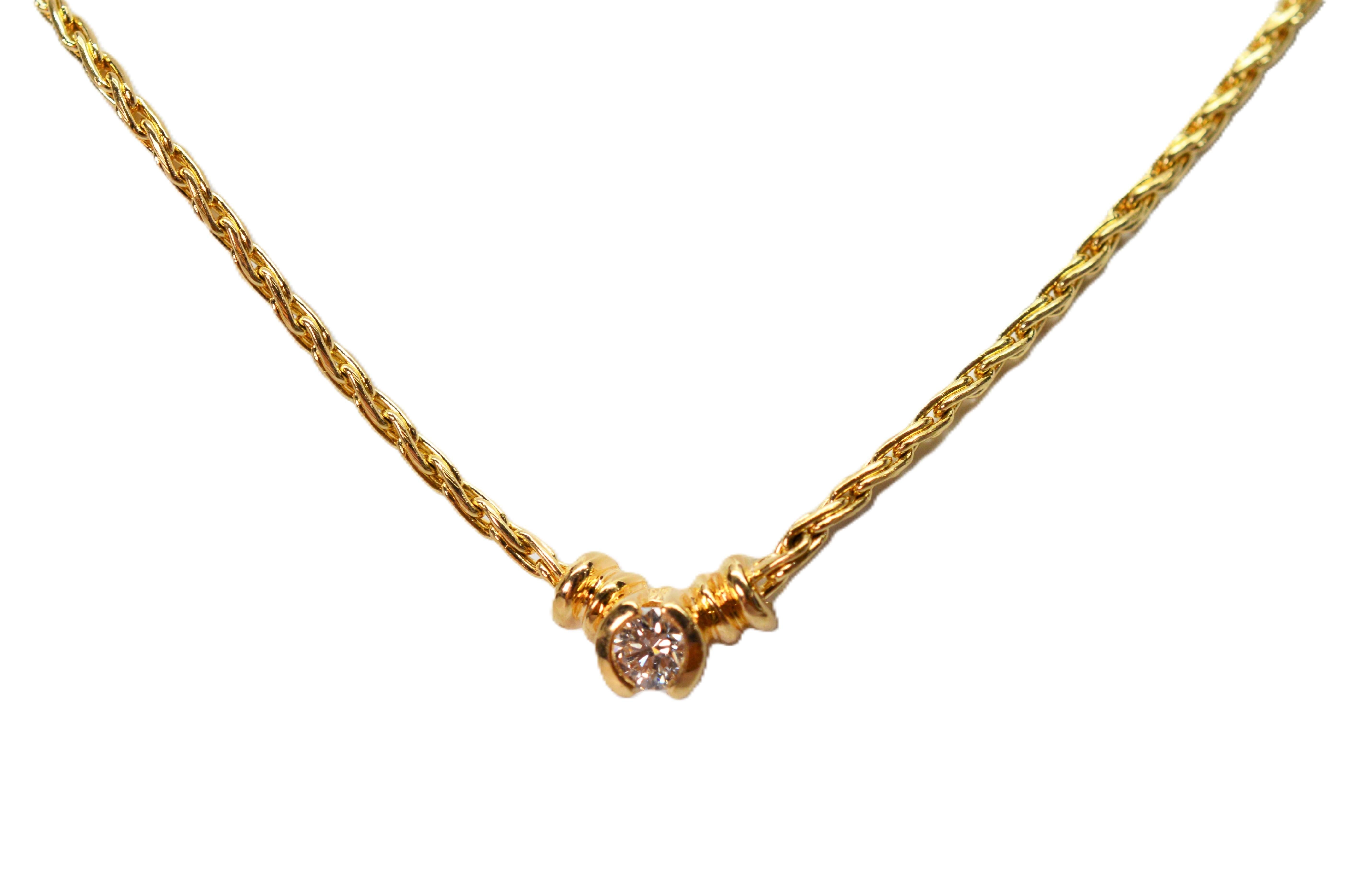 L'élégance simple de ce collier solitaire en diamant demur est intemporelle. Serti en or jaune 14 carats, le diamant de 0,20 carat est magnifiquement posé sur une chaîne de blé ronde en or jaune 14 carats. La longueur de cette pièce classique est de