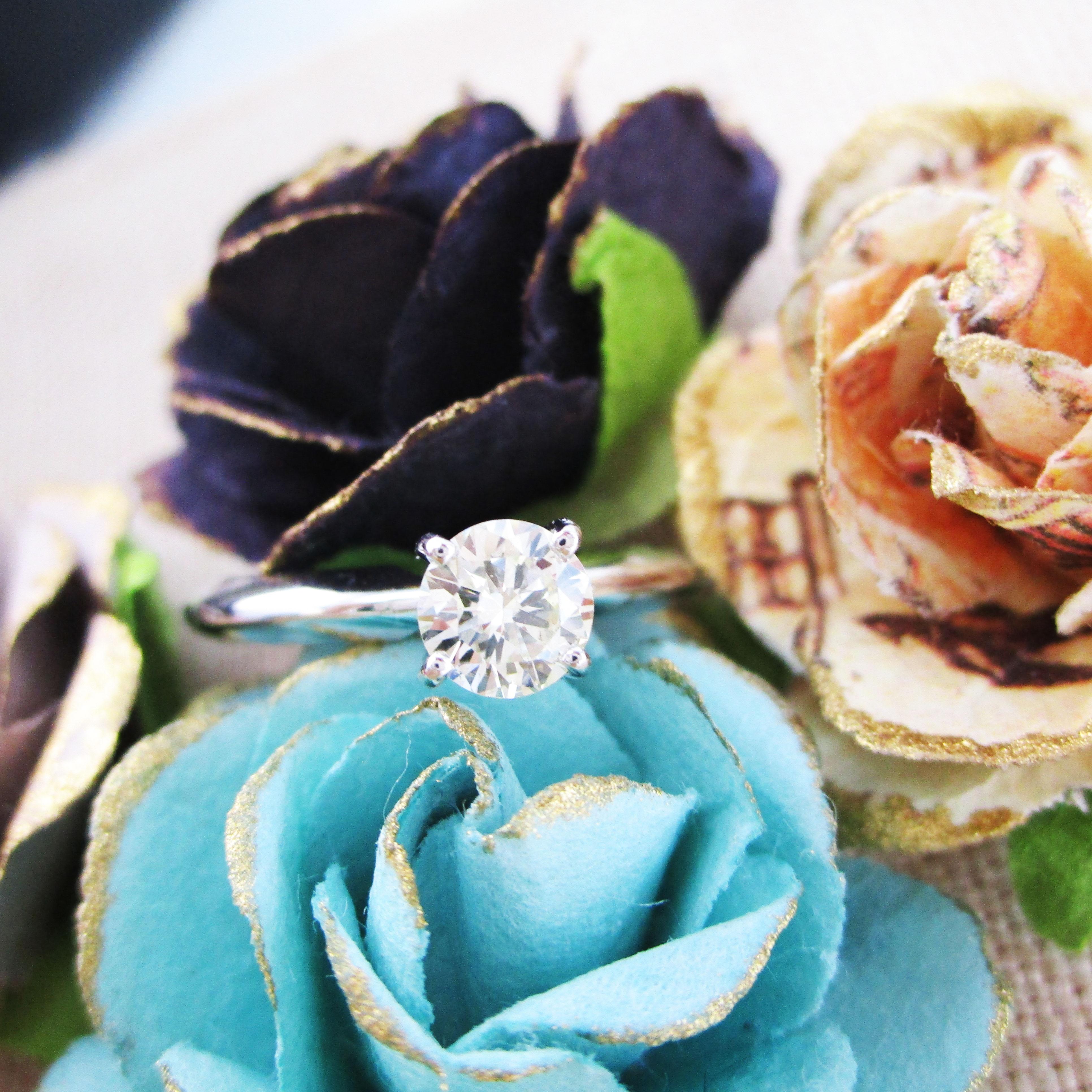 Anillo de compromiso de oro blanco de 18 quilates con diamante solitario Corte redondo en venta