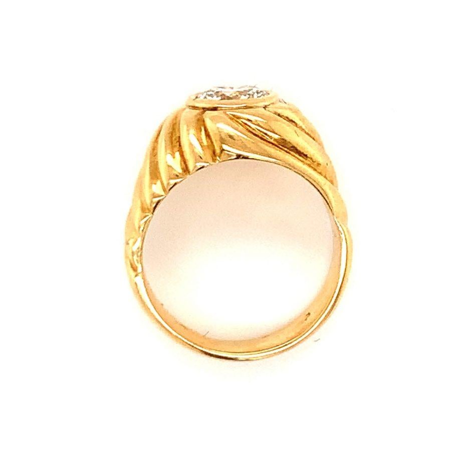 Diamond Solitaire 18 Karat Yellow Gold Ring, circa 1980s In Good Condition For Sale In Beverly Hills, CA