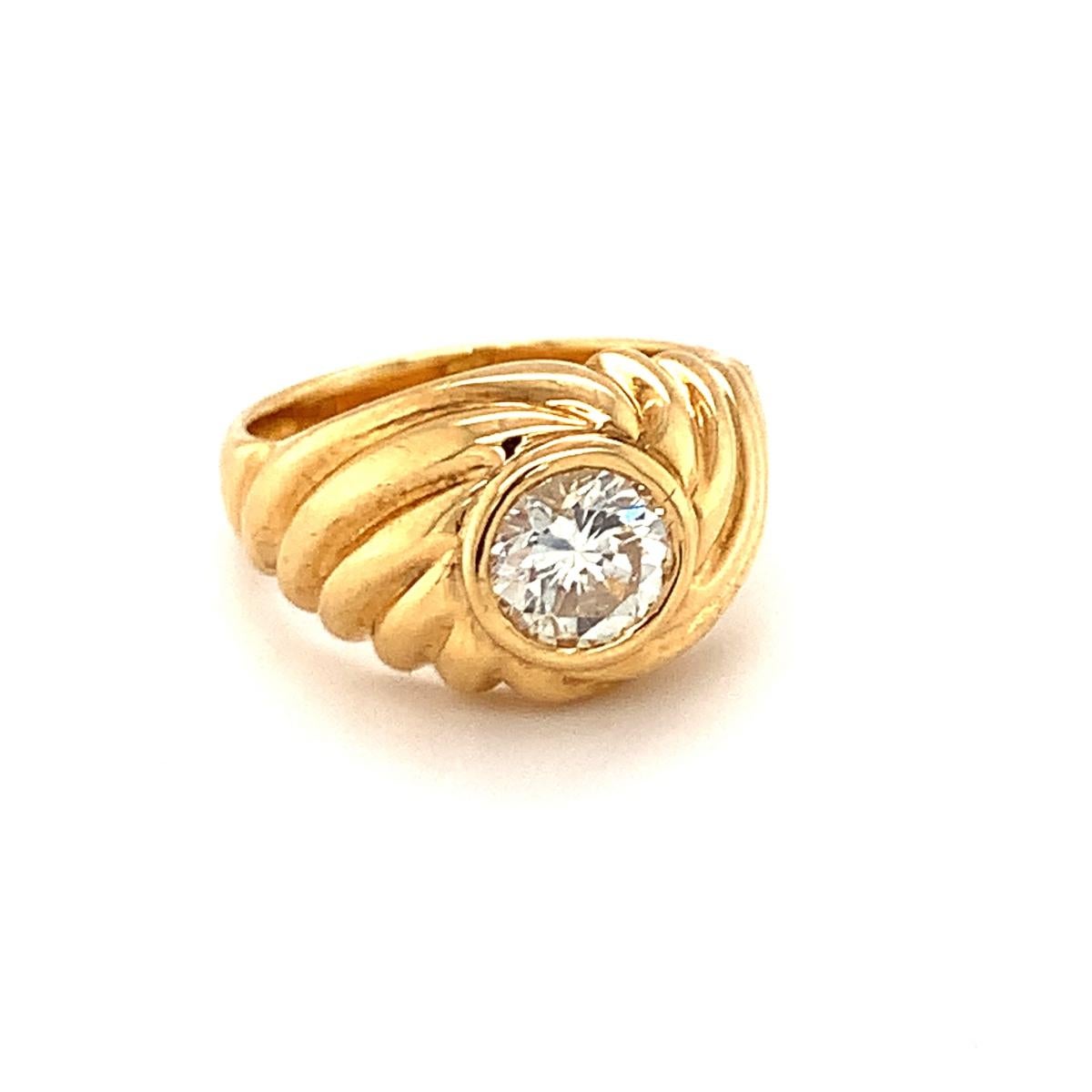 Bague en or jaune 18 carats avec solitaire en diamant, vers les années 1980 en vente 4