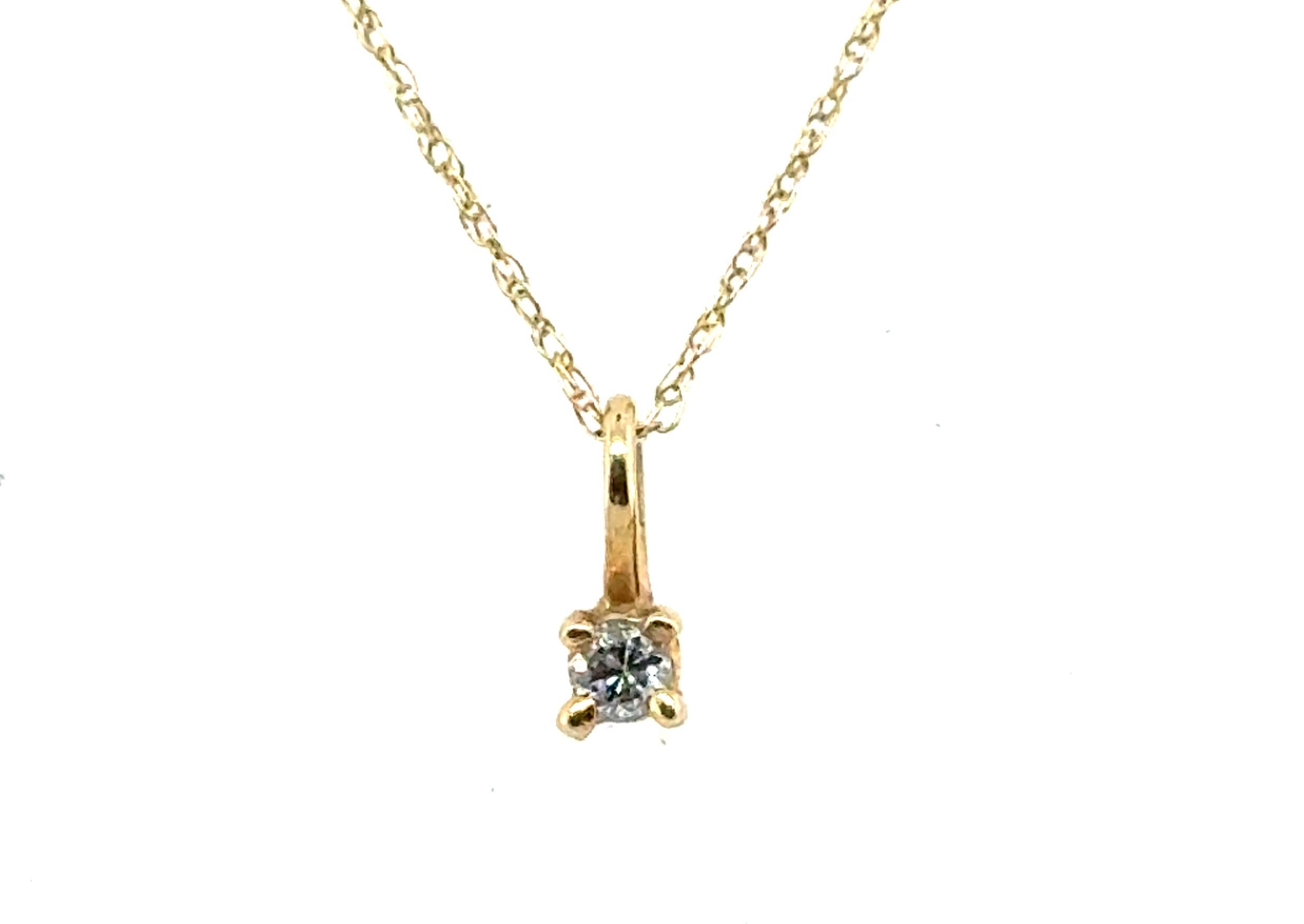 Collier avec pendentif solitaire en diamant à 4 branches Mined Round Brilliant Yellow Gold



Monture classique à 4 branches 

Diamant 100% Nature

.06 Carat Poids du diamant 

Or jaune 14K

Une étincelle et une puissance de feu étonnantes