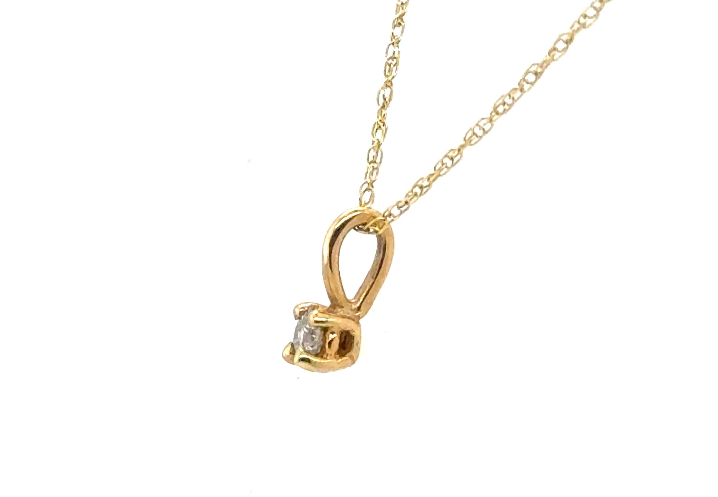 Taille ronde Collier pendentif solitaire en diamant à 4 branches Mined RBC 14K Yellow Gold en vente