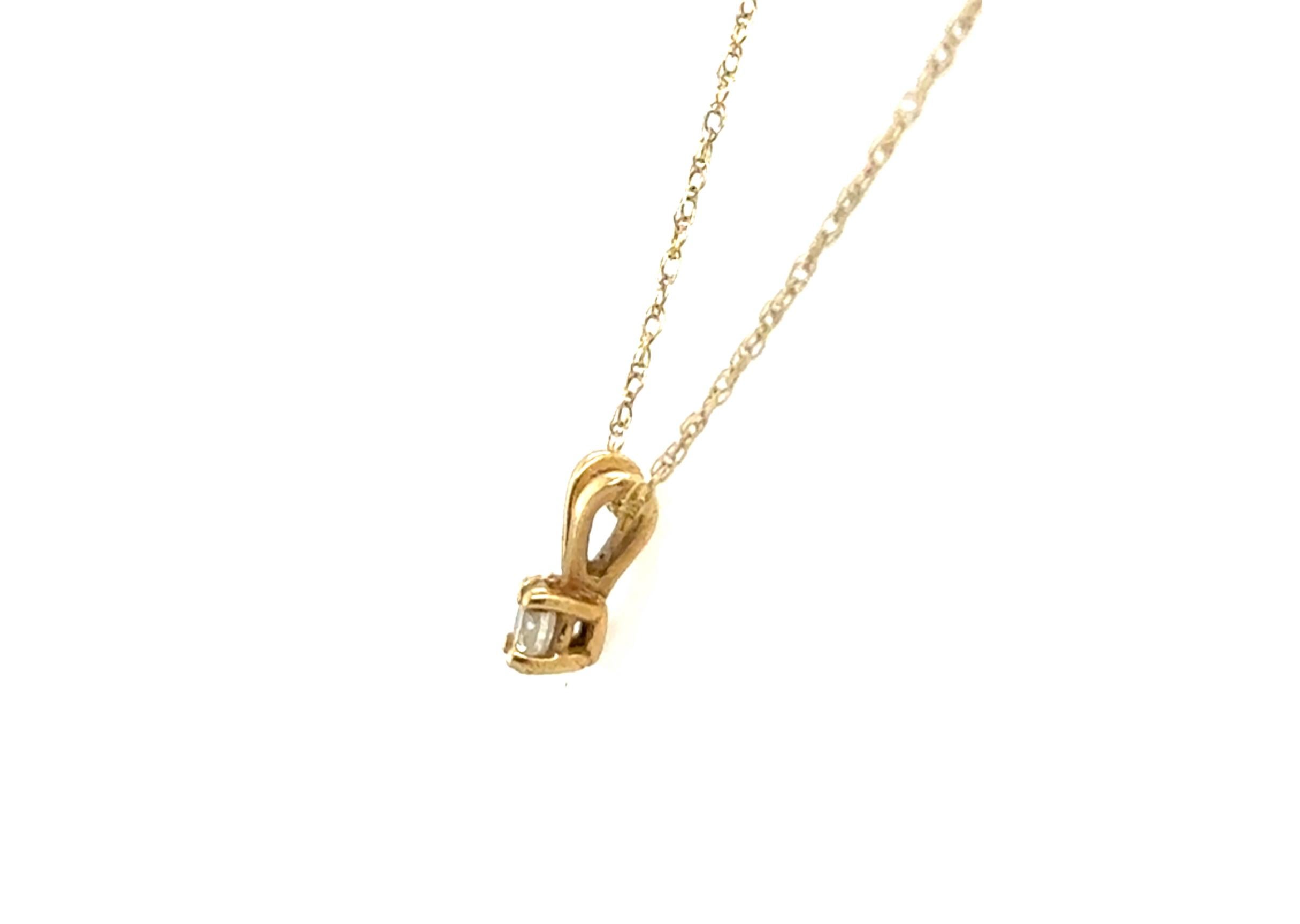 Taglio rotondo Diamond Solitaire 4 Prong Pendant Necklace Mined Round Brilliant 14K Yellow Gold in vendita