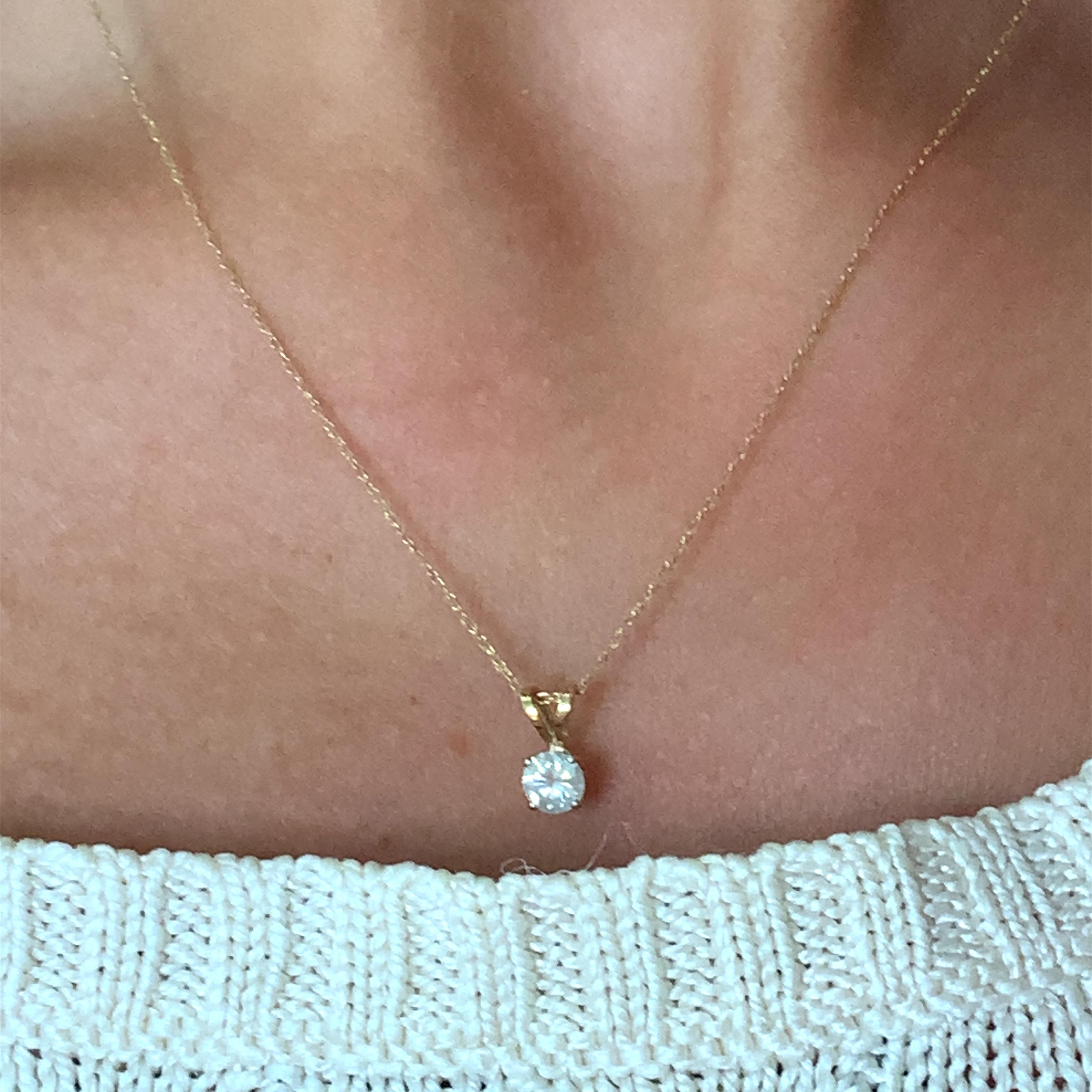 Este precioso collar es imprescindible en cualquier colección de joyas. El impresionante colgante solitario de diamante redondo de 0,33 ct en oro amarillo de 9 quilates es una joya atemporal que nunca pasará de moda. El collar presenta un estilo de