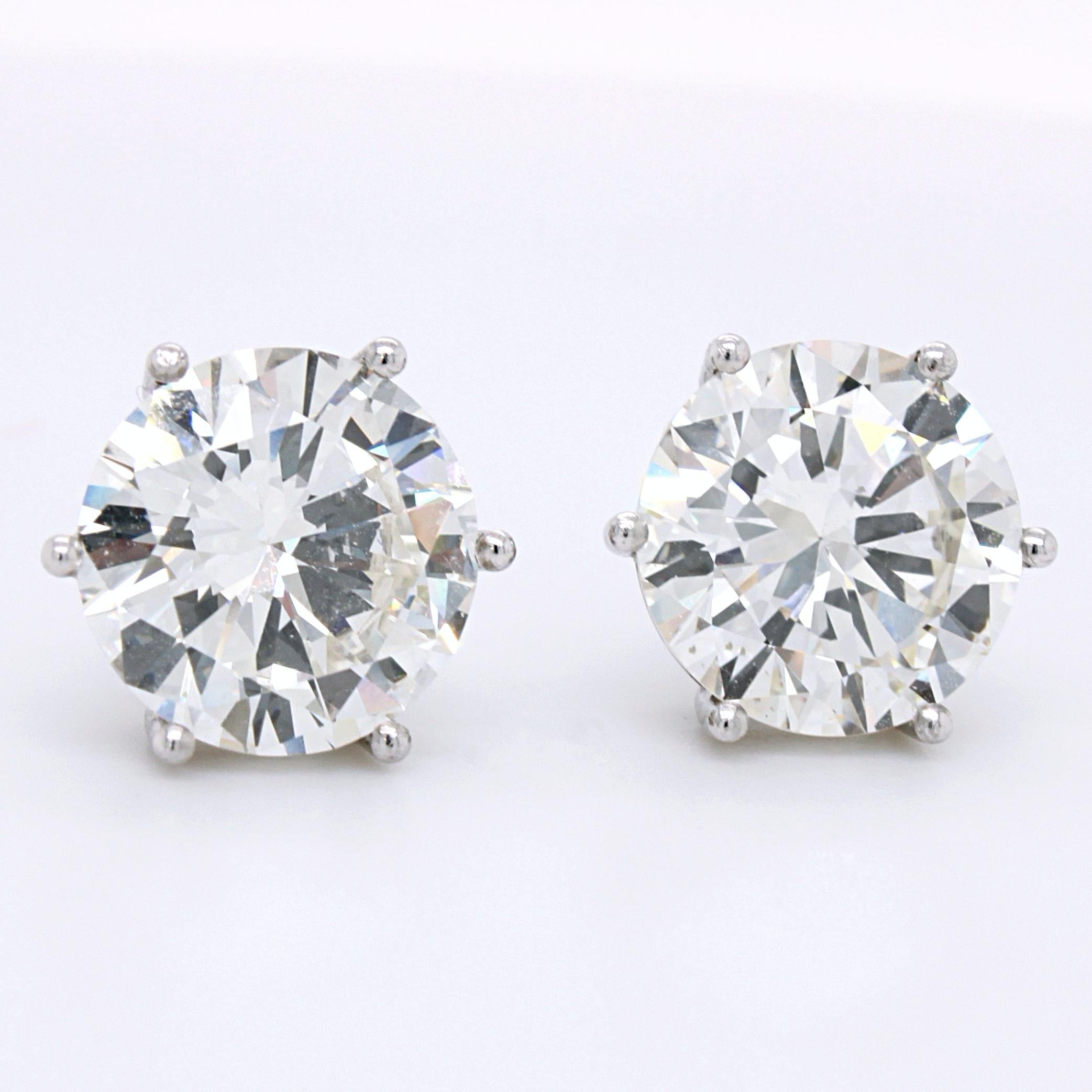 A beautiful pair of diamond solitaire earstuds in 18k white gold. The two diamonds weigh 3.01ct and 3.02ct respectively. Both have a J colour and VS1 clarity - accompanied by two GIA certificates.