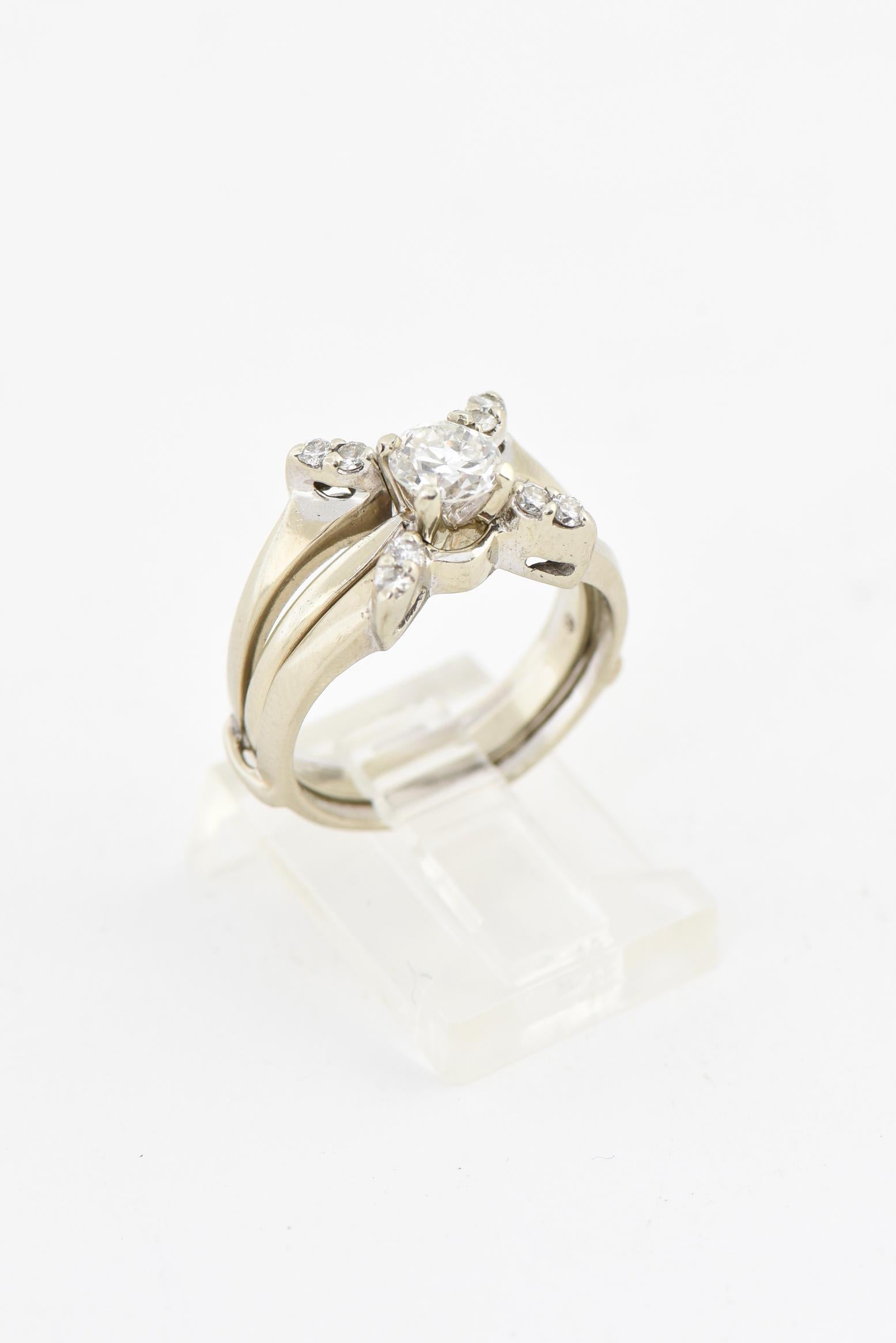 Bague de fiançailles solitaire en diamant avec un diamant central rond de 0,62 carat (poids approximatif) inséré dans un garde diamant en 