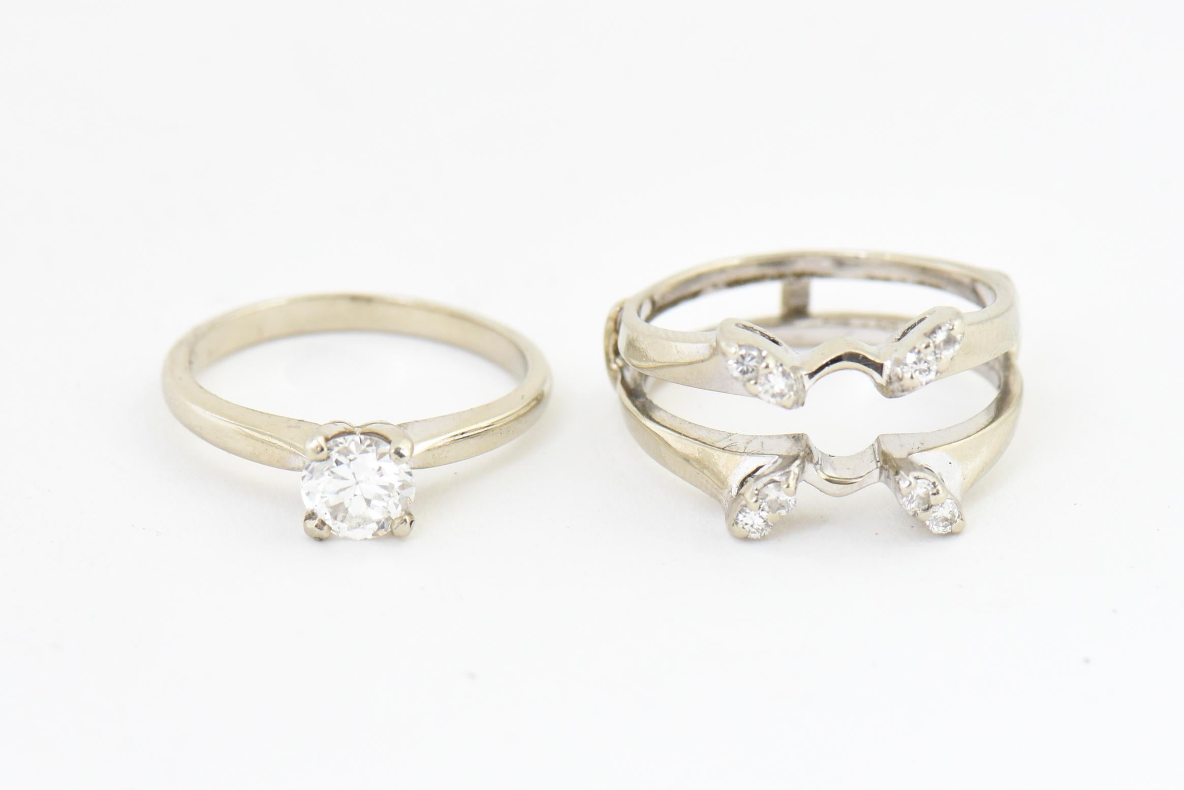 Bague de fiançailles solitaire en diamant avec anneau de cage assorti en or blanc Unisexe en vente