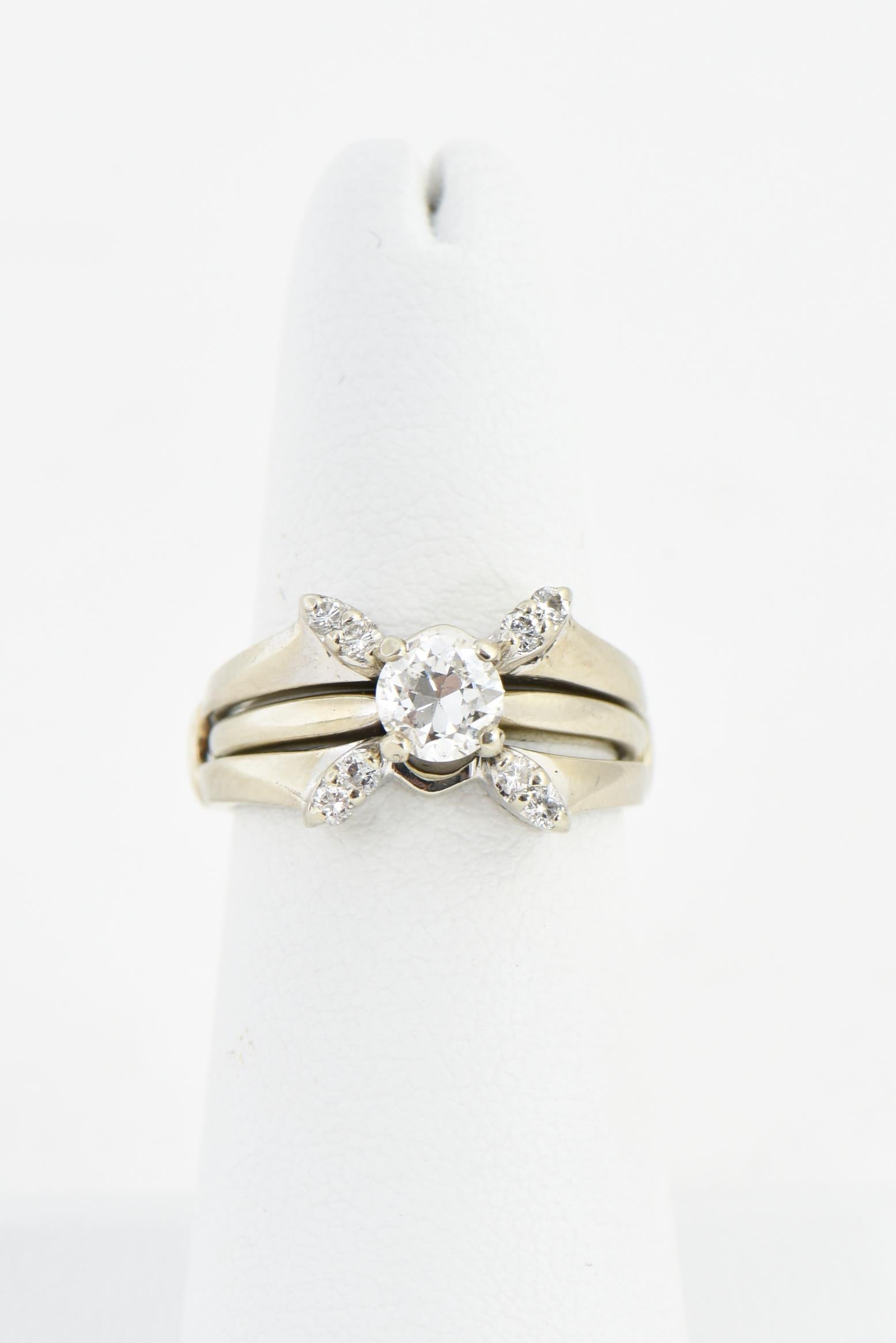 Bague de fiançailles solitaire en diamant avec anneau de cage assorti en or blanc en vente 3