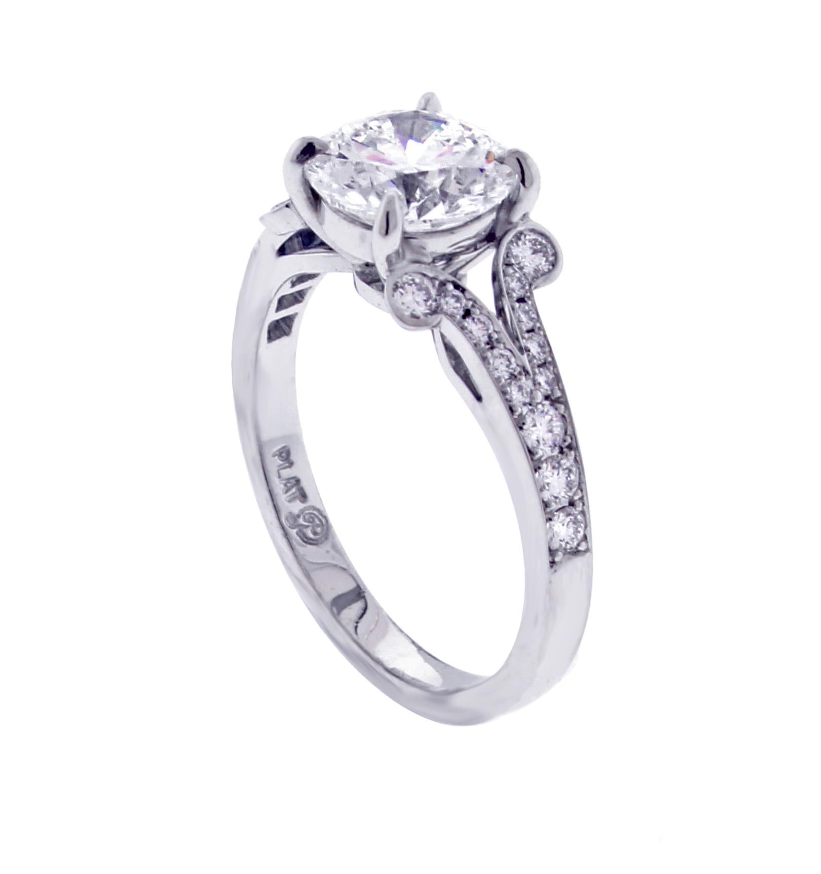  Dai maestri anellieri di Pampillonia gioiellieri anello di fidanzamento con diamante brillante fatto a mano.
♦ Designer: Pampillonia
♦ Metallo: Platino  
♦Diamante=1,51 D Colore SI1 purezza, taglio triplo eccellente G.I.A.
♦ 26 Diamanti=.65