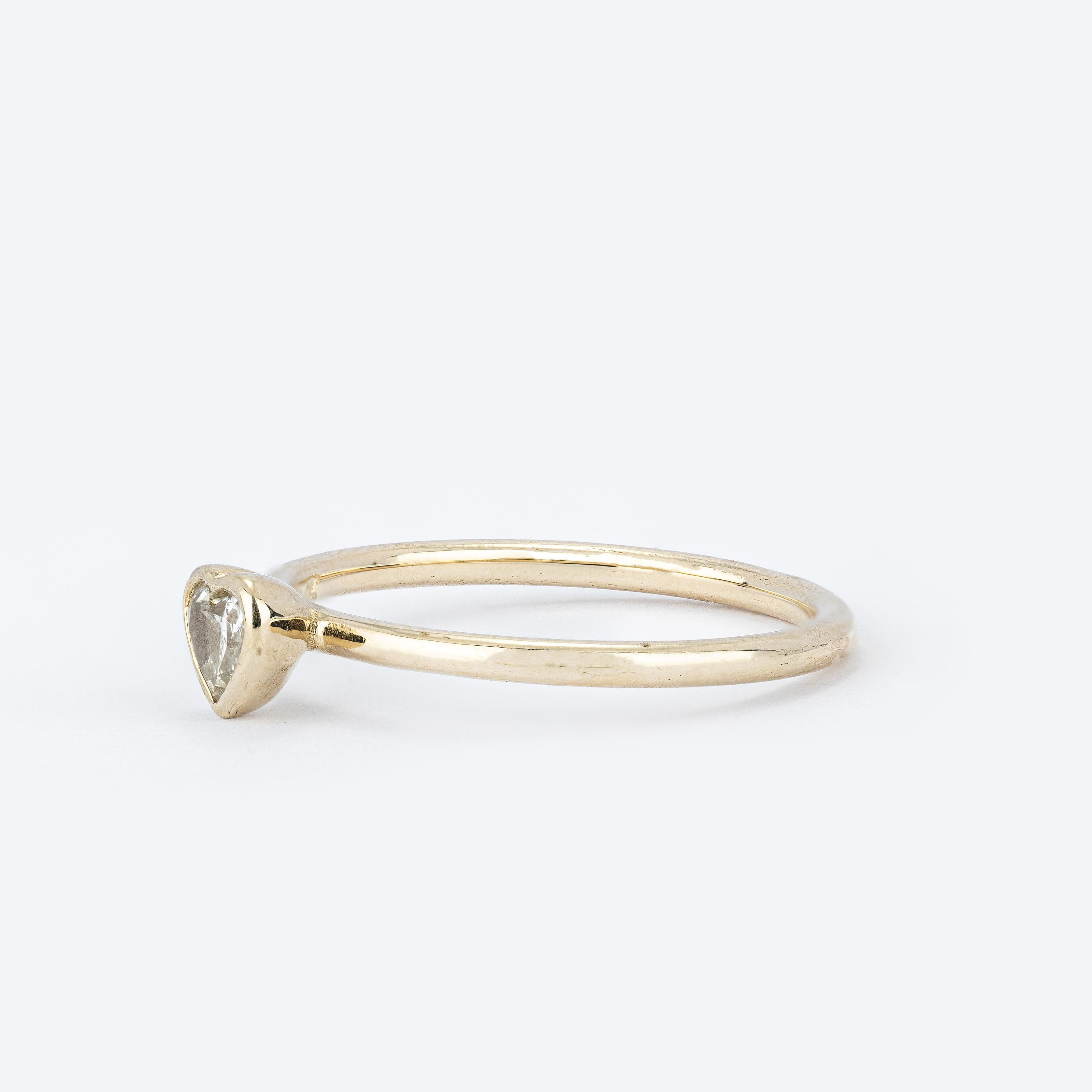  zierlicher Solitärring aus 14kt Gelbgold. Dieser herzförmige Diamantring ist schlicht, aber fesselnd. Dieser Ring passt zu jeder Gelegenheit und ist ein schönes Symbol der Zuneigung und Anmut.

1 natürlicher Diamant in Herzform mit einem Gewicht